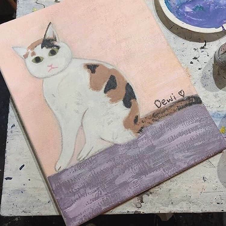 Dewi Chienさんのインスタグラム写真 - (Dewi ChienInstagram)「🎨2019第一幅油畫。初體驗。 - 除了小時候美術作業之外，我應該再也沒認真畫過畫，所以前一晚真的緊張到睡不著⋯超怕畫不出來或畫得超爛！可以說是既期待又怕受傷害⋯⋯ - 當天拿起畫筆，開始慢慢打草稿、慢慢去疊色，過程中很專注，腦袋很放鬆也很放空的只想把它做好！這感覺蠻奇妙的，可能做了件沒想過的事情，然後又頓時發現欸～好像找到讓自己可以好好靜下來的另一種方式了。 - 謝謝 @ferrtsss @muyu_bon 的耐心陪伴❤️（畫超久） - 🐱#成品在後面#米米の日常#大衛畫畫課#開啟吧GO」4月24日 13時39分 - dewichien