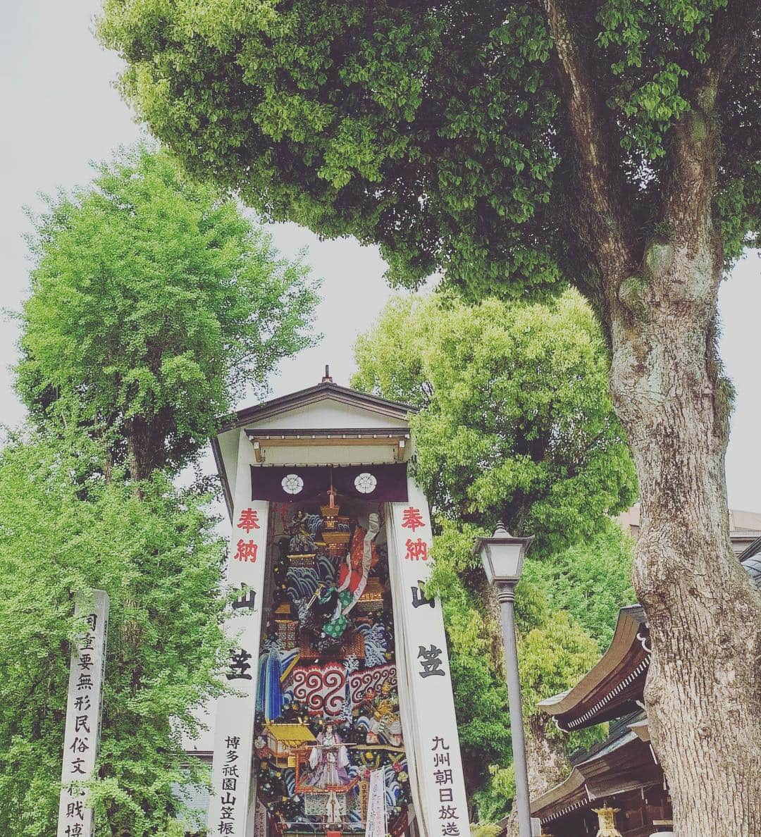 Chageさんのインスタグラム写真 - (ChageInstagram)「柴田家の氏神様です。 「櫛田神社」 秀之の祖父が大正時代に博多の中洲の地に天麩羅屋を開業し激動の昭和の中、祖母だけは生まれ育った中洲の地を離れずこの地で生涯を閉じました。現在祖母の実家は大型量販店の駐車場になっていていますが路地裏は当時の面影を残しています。 世が世なら昭和は親父が継いで平成は秀之がその天麩羅屋の三代目となっていて山笠とどんたくに愛情を注ぐ生粋の博多っ子として人生を送っていたかもしれませんね。 故に人生というのは面白い！ #chagekimi #櫛田神社  #また9月にliveでね #クリ部 #chappy」4月24日 13時55分 - chageshu06