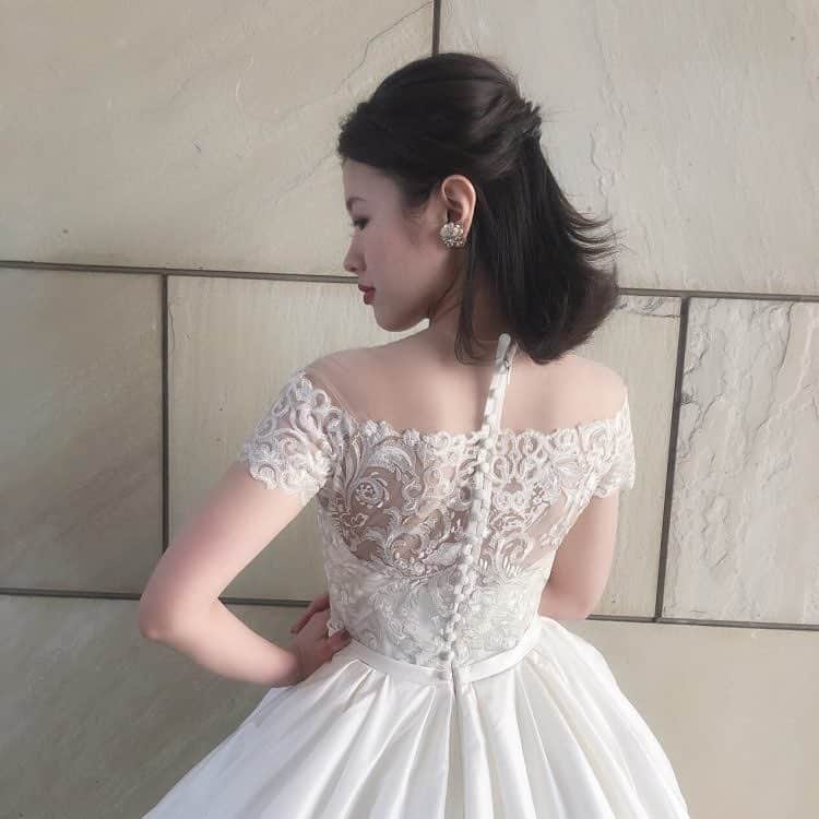 Dresses (ドレッシーズ)さんのインスタグラム写真 - (Dresses (ドレッシーズ)Instagram)「* ---------------------------------------- プレ花&卒花さまの素敵なお写真をご紹介します✨ 《 #ドレッシーズ花嫁 》を付けて、投稿してくださいね💐 ---------------------------------------- ウェディングドレス:03-20131 ドレスブランド: @isabellearmstrongnewyork  イヤリング:07-8361 * こちらのドレスは @juno_weddingdress のドレスです。 ----------------------------------------- <お問い合わせ> 💌@dresses_weddingdress へDM 📞 0120-791-249 ご試着予約やレンタル価格など、お気軽にお問い合わせください。 ----------------------------------------- . コーディネートのポイントや詳細は @dresses_weddingdressホーム画面URLへ。 * その他の @isabellearmstrongnewyork のドレスは #isabellearmstrong_dresses よりご覧いただけます。 * 素敵だと思ったら、写真をダブルタップ✨ * #ドレッシーズ#イザベルアームストロング #くるみボタンドレス」4月24日 13時56分 - dresses_weddings