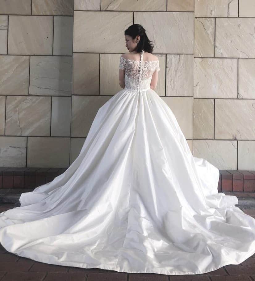 Dresses (ドレッシーズ)さんのインスタグラム写真 - (Dresses (ドレッシーズ)Instagram)「* ---------------------------------------- プレ花&卒花さまの素敵なお写真をご紹介します✨ 《 #ドレッシーズ花嫁 》を付けて、投稿してくださいね💐 ---------------------------------------- ウェディングドレス:03-20131 ドレスブランド: @isabellearmstrongnewyork  イヤリング:07-8361 * こちらのドレスは @juno_weddingdress のドレスです。 ----------------------------------------- <お問い合わせ> 💌@dresses_weddingdress へDM 📞 0120-791-249 ご試着予約やレンタル価格など、お気軽にお問い合わせください。 ----------------------------------------- . コーディネートのポイントや詳細は @dresses_weddingdressホーム画面URLへ。 * その他の @isabellearmstrongnewyork のドレスは #isabellearmstrong_dresses よりご覧いただけます。 * 素敵だと思ったら、写真をダブルタップ✨ * #ドレッシーズ#イザベルアームストロング」4月24日 13時56分 - dresses_weddings