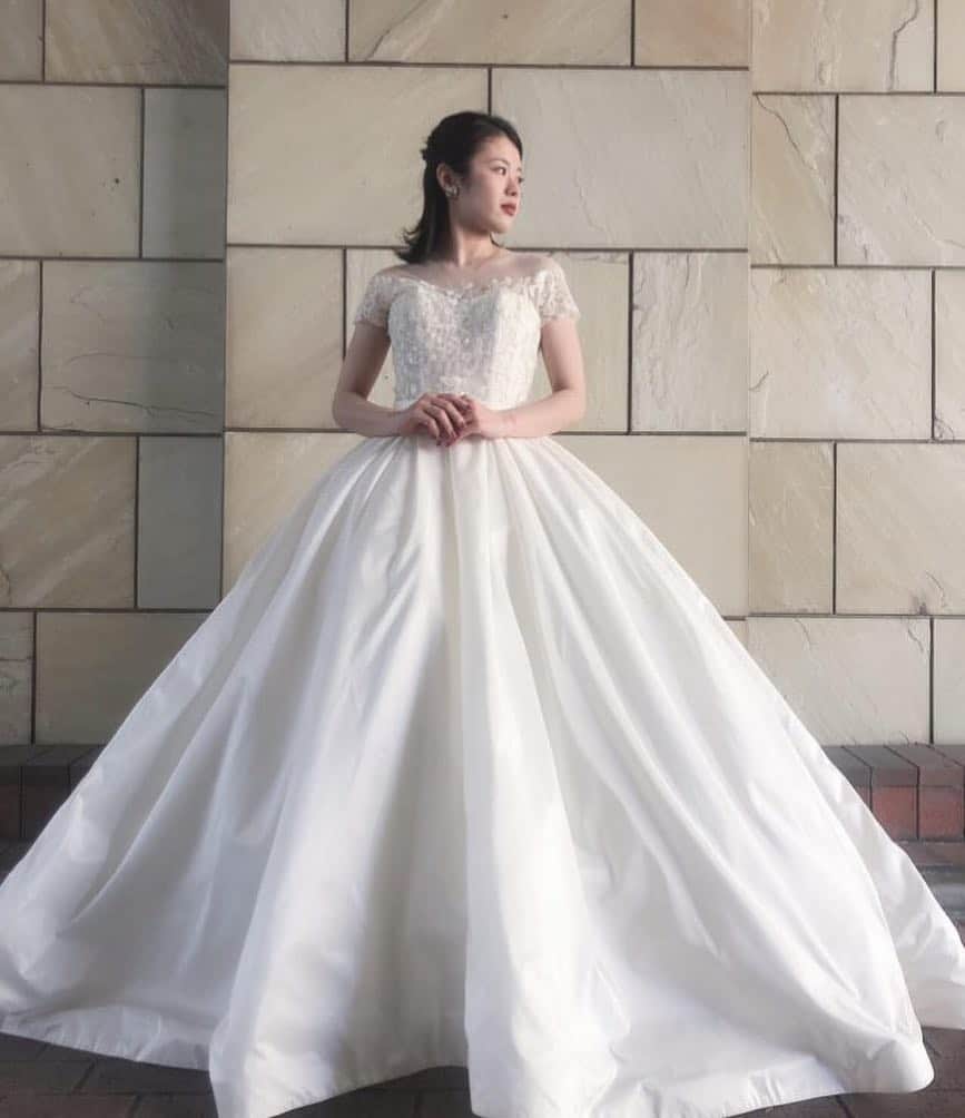 Dresses (ドレッシーズ)さんのインスタグラム写真 - (Dresses (ドレッシーズ)Instagram)「* ---------------------------------------- プレ花&卒花さまの素敵なお写真をご紹介します✨ 《 #ドレッシーズ花嫁 》を付けて、投稿してくださいね💐 ---------------------------------------- ウェディングドレス:03-20131 ドレスブランド: @isabellearmstrongnewyork  イヤリング:07-8361 * こちらのドレスは @juno_weddingdress のドレスです。 ----------------------------------------- <お問い合わせ> 💌@dresses_weddingdress へDM 📞 0120-791-249 ご試着予約やレンタル価格など、お気軽にお問い合わせください。 ----------------------------------------- . コーディネートのポイントや詳細は @dresses_weddingdressホーム画面URLへ。 * その他の @isabellearmstrongnewyork のドレスは #isabellearmstrong_dresses よりご覧いただけます。 * 素敵だと思ったら、写真をダブルタップ✨ * #ドレッシーズ#イザベルアームストロング #タフタドレス」4月24日 13時56分 - dresses_weddings