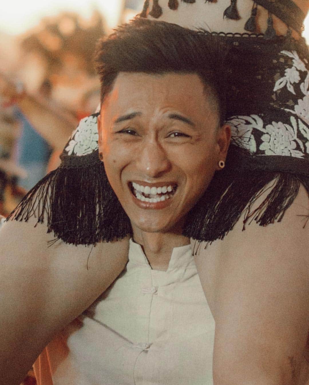 W E Y L I Eさんのインスタグラム写真 - (W E Y L I EInstagram)「Swipe to see how Wah really felt about carrying me on his shoulders 😂 and if you’re wondering if I repeated my outfit from 2 Coachella’s ago you are absolutely correct bc ya girl gotta save her monies 😂」4月24日 14時07分 - weylie