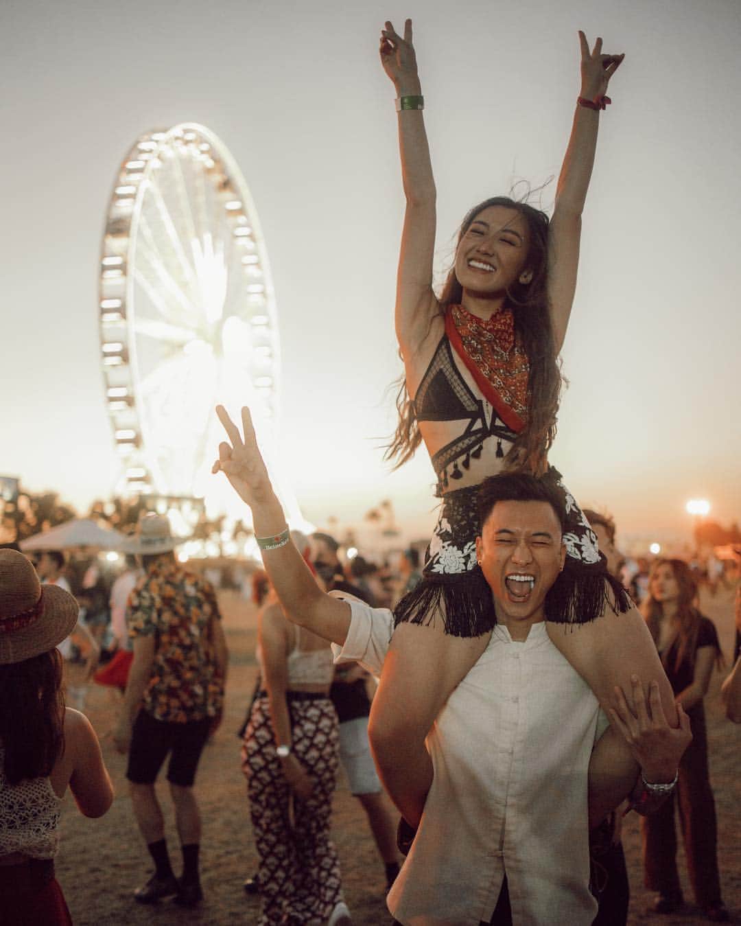 のインスタグラム：「Swipe to see how Wah really felt about carrying me on his shoulders 😂 and if you’re wondering if I repeated my outfit from 2 Coachella’s ago you are absolutely correct bc ya girl gotta save her monies 😂」