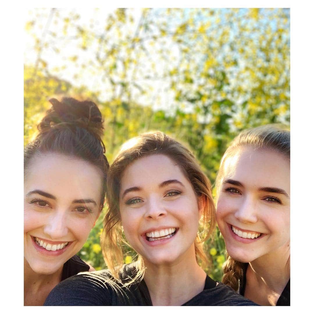 サーシャ・ピーターズのインスタグラム：「🌻」