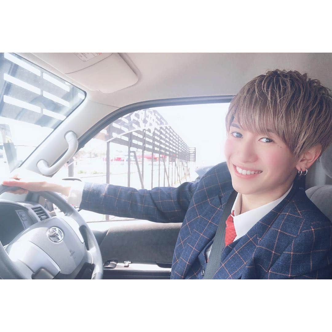 岡田鷹斗のインスタグラム：「彼氏とドライブデートなうに 使っていいよ〜？♡ ・ ・ ・ #彼氏感 #彼氏とデートなうに使っていいよ  #ドライブ #車 #スーツ #イケメン #金髪 #ネバギブ #アイドル #岡田鷹斗」