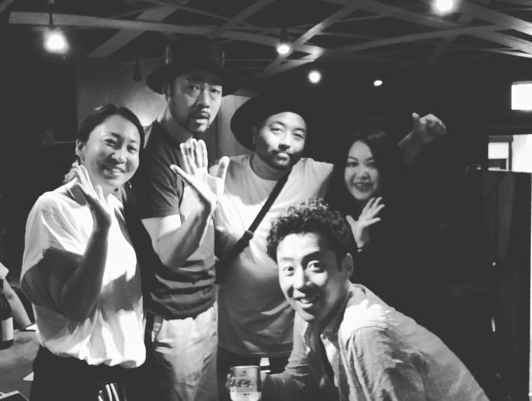 SWING-O a.k.a. 45さんのインスタグラム写真 - (SWING-O a.k.a. 45Instagram)「#すうぃ散歩 #ひとり旅 #記憶の断片  SWING-Oひとり旅4日目5日目は、MC MystieとタップダンサーTanseiと三人ユニットで京都大阪とライブをして来ました。✋😄 京都は仏光寺そばのフレンチバル、ガルガンチュアの6周年イベント、めっちゃ美味い料理と共に心地よい時間でしたな、ライブ終了後は沢山のおばさま方に取り囲まれました。😄 大阪は天満のフラットフラミンゴというライブハウスで。そこには女ビートボクサーのLynが来てくれて、かつ飛び入りしてもらっての楽しいライブでした。打ち上げもTanseiのおバカトークにみんな「失笑」の嵐😅ええ時間でした。  これにてひとり旅は終了。東京の日常に戻ります🚄 また旅したいねぇ、6月にソロピアノアルバムを出したら色々回ろうと思います」4月24日 14時21分 - swingo45