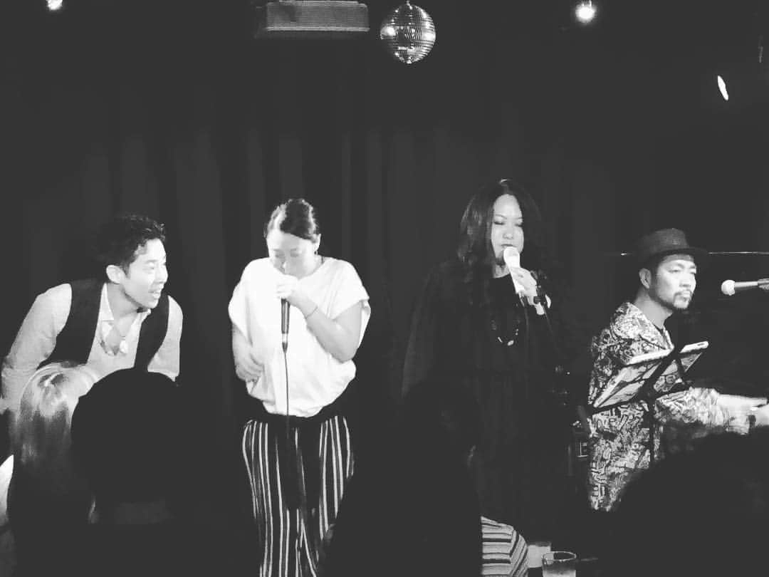 SWING-O a.k.a. 45さんのインスタグラム写真 - (SWING-O a.k.a. 45Instagram)「#すうぃ散歩 #ひとり旅 #記憶の断片  SWING-Oひとり旅4日目5日目は、MC MystieとタップダンサーTanseiと三人ユニットで京都大阪とライブをして来ました。✋😄 京都は仏光寺そばのフレンチバル、ガルガンチュアの6周年イベント、めっちゃ美味い料理と共に心地よい時間でしたな、ライブ終了後は沢山のおばさま方に取り囲まれました。😄 大阪は天満のフラットフラミンゴというライブハウスで。そこには女ビートボクサーのLynが来てくれて、かつ飛び入りしてもらっての楽しいライブでした。打ち上げもTanseiのおバカトークにみんな「失笑」の嵐😅ええ時間でした。  これにてひとり旅は終了。東京の日常に戻ります🚄 また旅したいねぇ、6月にソロピアノアルバムを出したら色々回ろうと思います」4月24日 14時21分 - swingo45