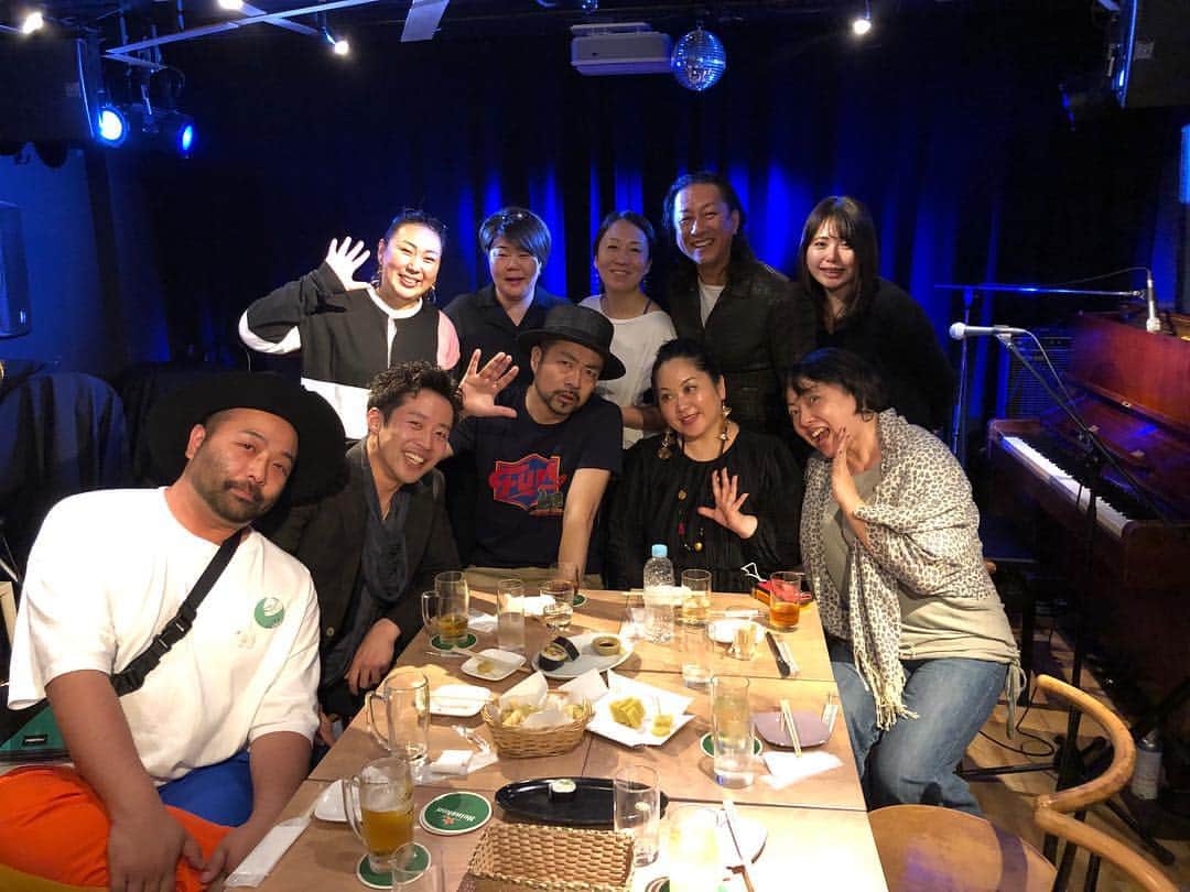 SWING-O a.k.a. 45さんのインスタグラム写真 - (SWING-O a.k.a. 45Instagram)「#すうぃ散歩 #ひとり旅 #記憶の断片  SWING-Oひとり旅4日目5日目は、MC MystieとタップダンサーTanseiと三人ユニットで京都大阪とライブをして来ました。✋😄 京都は仏光寺そばのフレンチバル、ガルガンチュアの6周年イベント、めっちゃ美味い料理と共に心地よい時間でしたな、ライブ終了後は沢山のおばさま方に取り囲まれました。😄 大阪は天満のフラットフラミンゴというライブハウスで。そこには女ビートボクサーのLynが来てくれて、かつ飛び入りしてもらっての楽しいライブでした。打ち上げもTanseiのおバカトークにみんな「失笑」の嵐😅ええ時間でした。  これにてひとり旅は終了。東京の日常に戻ります🚄 また旅したいねぇ、6月にソロピアノアルバムを出したら色々回ろうと思います」4月24日 14時21分 - swingo45