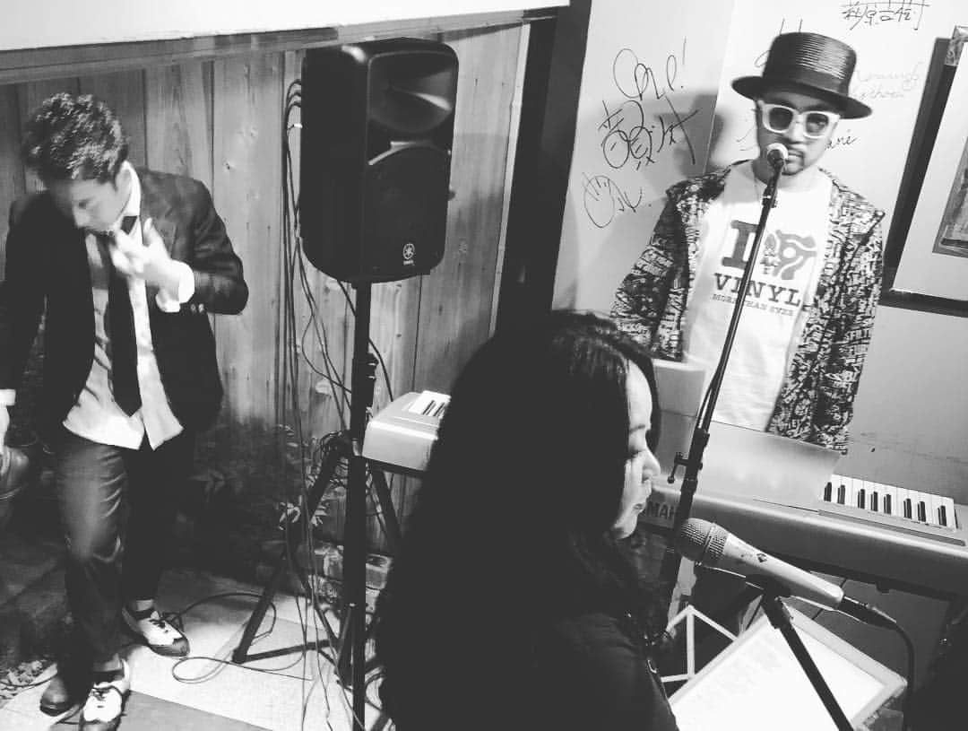 SWING-O a.k.a. 45さんのインスタグラム写真 - (SWING-O a.k.a. 45Instagram)「#すうぃ散歩 #ひとり旅 #記憶の断片  SWING-Oひとり旅4日目5日目は、MC MystieとタップダンサーTanseiと三人ユニットで京都大阪とライブをして来ました。✋😄 京都は仏光寺そばのフレンチバル、ガルガンチュアの6周年イベント、めっちゃ美味い料理と共に心地よい時間でしたな、ライブ終了後は沢山のおばさま方に取り囲まれました。😄 大阪は天満のフラットフラミンゴというライブハウスで。そこには女ビートボクサーのLynが来てくれて、かつ飛び入りしてもらっての楽しいライブでした。打ち上げもTanseiのおバカトークにみんな「失笑」の嵐😅ええ時間でした。  これにてひとり旅は終了。東京の日常に戻ります🚄 また旅したいねぇ、6月にソロピアノアルバムを出したら色々回ろうと思います」4月24日 14時21分 - swingo45