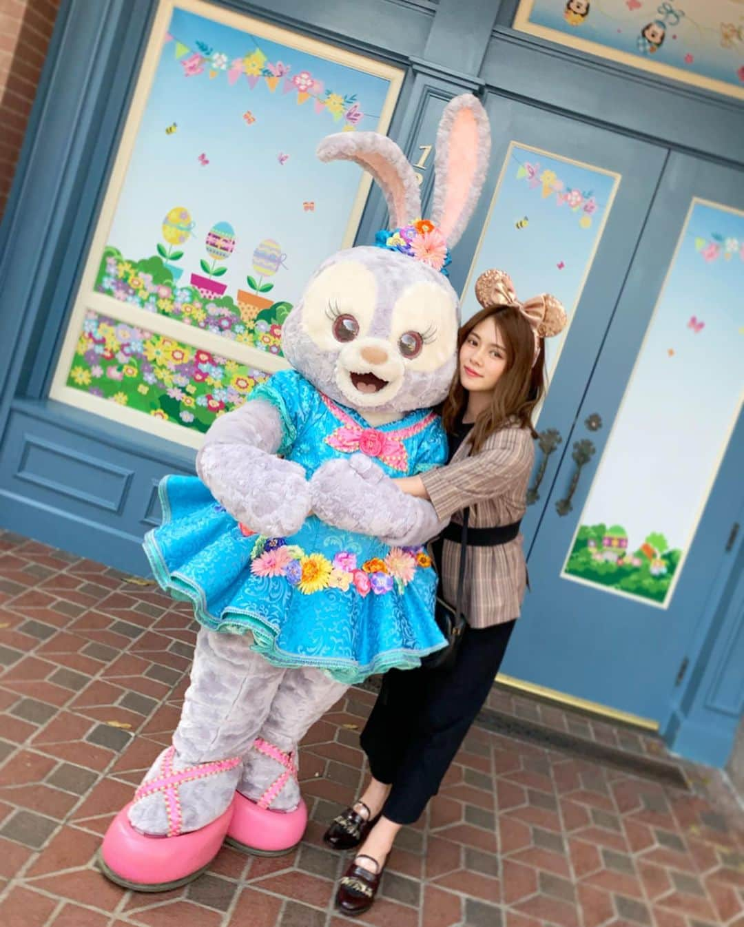 鷹野日南さんのインスタグラム写真 - (鷹野日南Instagram)「hug me 🐇❤️ . . . #ootd  outer : FURFUR shoes : Lily Brown . .  #ステラルー #hongkongdisneyland #香港 #disneyland #香港旅行 #disney #🇭🇰 #ディズニーランド #좋아요꾸욱 #데일리룩 #여행스타그램  #ちょす旅ログ」4月24日 14時22分 - hinachan.3