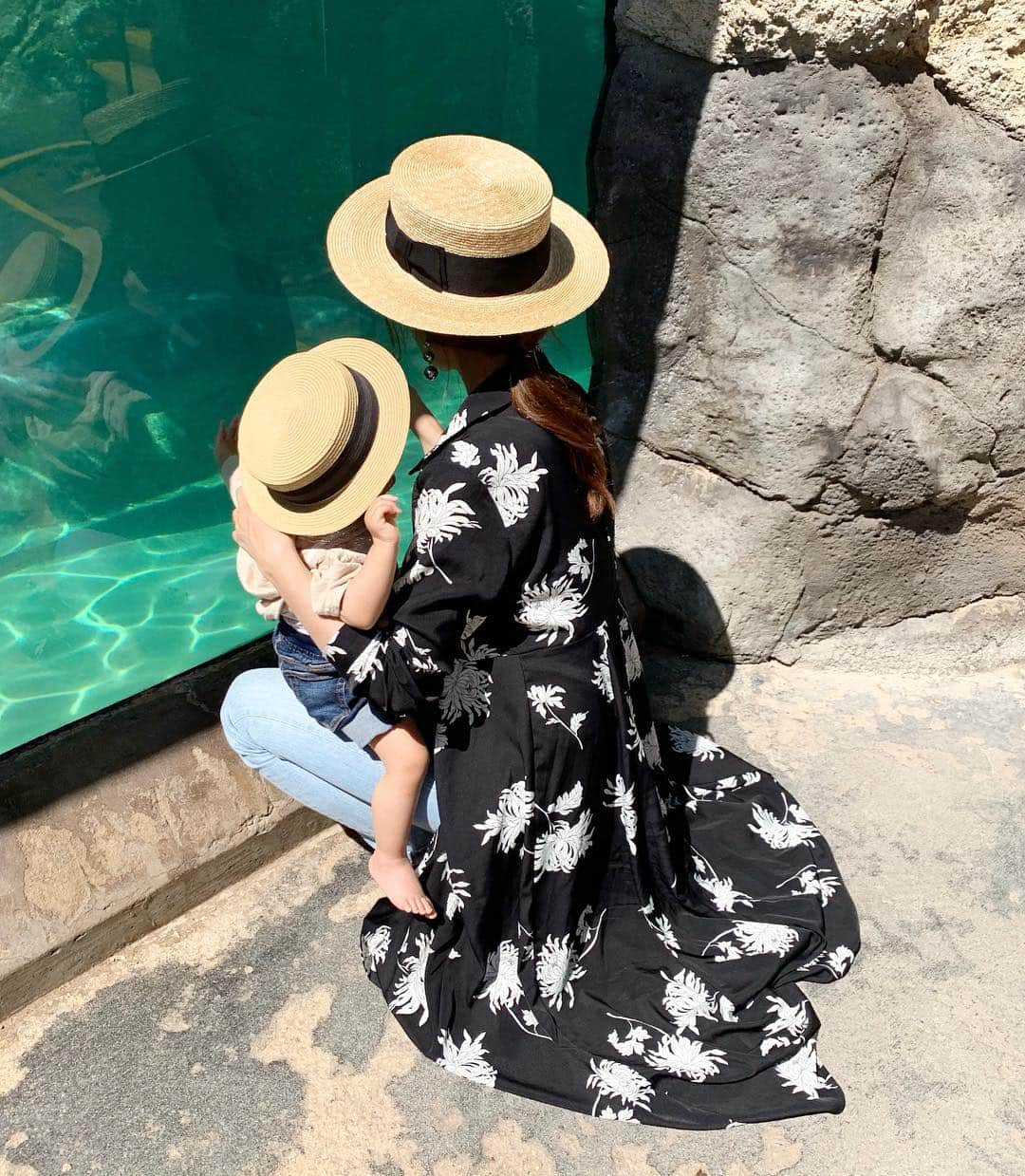 rinさんのインスタグラム写真 - (rinInstagram)「⋆ ⋆ カンカン帽で親子リンク👩‍👦 ⋆ でも息子はすぐ脱帽する👒 靴も靴下も嫌いみたいで 一昨日履かせてたサンダルが 気付いたら両足なかった😂 その後お店の方の協力の元 見つかりました👣 ⋆ shirtonepiece➳ @baybeeonline_ (22時再入荷) tops➳ @ronhermanstore denim➳ @madewell  earring➳ @glowplusshop hat➳ @ca4la_official ⋆ ⋆ ⋆  #fashion#ootd#outfit#coordinate#baby#babyboy#baybeeonline#hawaii#fashionsnap#zarakids#fashionista #男の子ママ#ママガール#ママトコ#新米ママ#生後14ヶ月#1歳2ヶ月#おやこーで#親子リンクコーデ#ママファッション#ママコーデ#ベビーボーイ#おとこのこママ#親子コーデ#息子コーデ#myBoy_👶🏼」4月24日 14時32分 - rinrin87