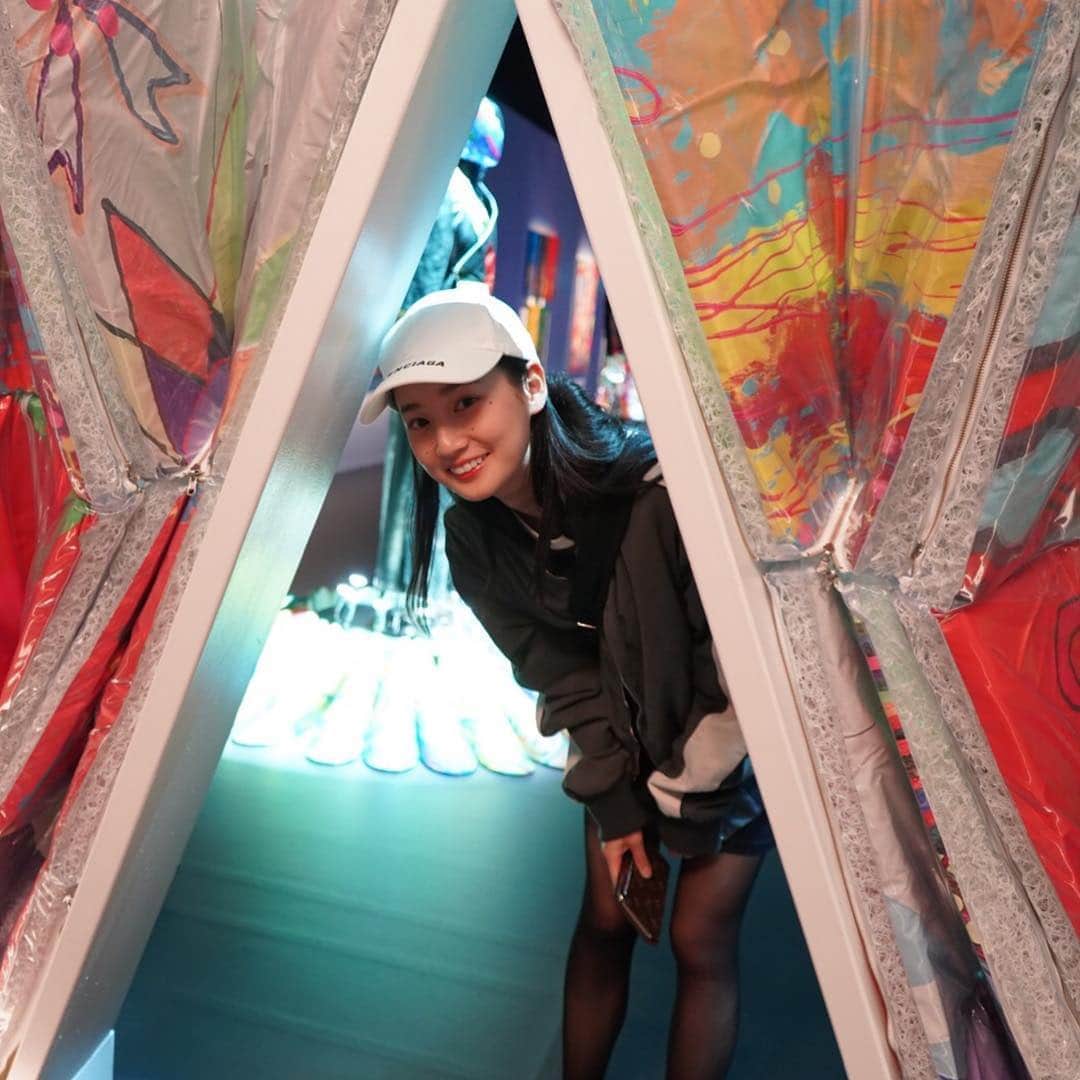 高嶋香帆のインスタグラム：「「サントリー オールフリーpresents BOUM! BOUM! BOUM! 香取慎吾NIPPON初個展」 を豊洲へ観に行ってきました！！ . 大変光栄な事に、こちらのオープニングムービーに出演させて頂いております☺️✨ . 大画面、大音響で見るオープニングでグンっと香取さんの世界観に引き込まれ、 展示されている作品を見ては香取さんの心の内側に触れられたような感覚で、 終始ドキドキでした。 . ６月１６日まで開催されているので、皆さま是非💓 . 大画面で自分の姿が映し出される事もなかなか無いので、 こそばゆい気持ちと嬉しさと… とにかく参加させて頂き感謝です☺️💕 . #豊洲ihiステージアラウンド東京 #香取慎吾日本初個展 #香取慎吾個展 #boumboumboum」