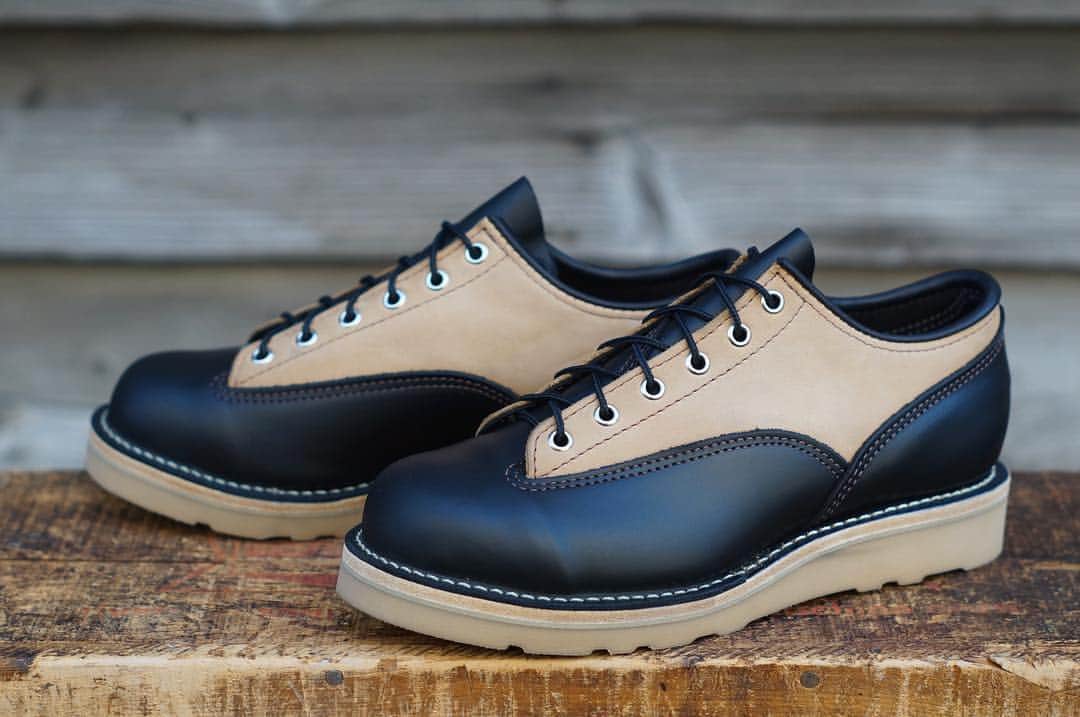 のインスタグラム：「【CUSTOM J.H.CLASSICS】 . 不動の人気を誇る"ブラック×バーラップ"のツートンで構成された"ジョン・ヘンリー・クラシックス" 詳しくは"WESCO JAPAN STAFF BLOG"をご覧ください。 @wesco_japan アカウントトップのURLからブログへリンクします。 . #wesco #johnhenlyclassics #jhclassics #jhc #lowcutboots #wescoboots #westcoastshoecompany #since1918 #scappoose #oregon #usa #westcoast  #wescojapan #wescoosaka #wescoebisu #wescosetagaya #wescokanazawa」
