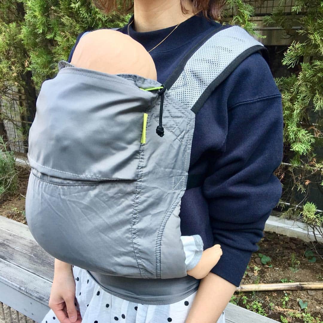 blossom39_officialのインスタグラム：「. GWまであと少し！ ご旅行に行かれる方も多いのではないでしょうか？ そんな時にとっても役に立つ《ボバエア》は皆さんご存知ですか？ . 首すわり〜20kgのお子様まで使用できて、肩ベルトと腰ベルトでしっかり負担も分散します！ . 使わない時は前面のポケットにまるっと収納できるパッカブルタイプ！ポーチほどのサイズになり軽量なので、荷物を増やしたくない旅行時におすすめです！！ . #blossom39 #ブロッサム39 #ボバエアー #boba #ボバ #ベビーキャリア #抱っこひも #パッカブル #コンパクト #旅行」