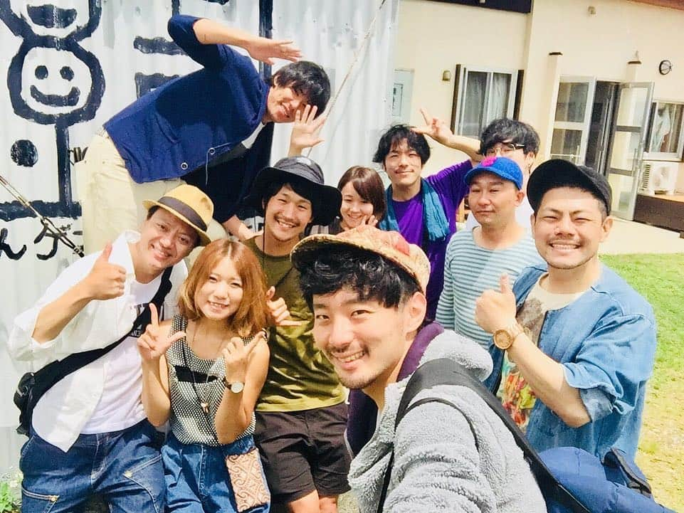 佐藤太一郎さんのインスタグラム写真 - (佐藤太一郎Instagram)「4/21〜22、一泊二日で太田さんと沖縄二人旅🌺 楽し過ぎた😄 沖縄そば食べて、首里城行って、豚しゃぶ食べて、今帰仁のゲストハウスに泊まって、旅人達と一緒に夜中の海で夜光虫を見て、朝からシュノーケリングをして、古宇利島でランチして、とにかく最高の旅でした✨ また沖縄行きたい✈️ #太田芳伸 #楚辺そば #まつもと #首里城 #ゲストハウス #今帰仁 #結家 #夜光虫 #シュノーケリング」4月24日 14時47分 - satotaichiro_shinkigeki