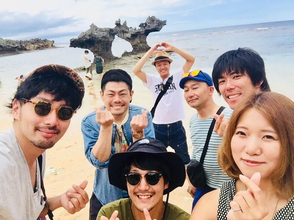 佐藤太一郎さんのインスタグラム写真 - (佐藤太一郎Instagram)「4/21〜22、一泊二日で太田さんと沖縄二人旅🌺 楽し過ぎた😄 沖縄そば食べて、首里城行って、豚しゃぶ食べて、今帰仁のゲストハウスに泊まって、旅人達と一緒に夜中の海で夜光虫を見て、朝からシュノーケリングをして、古宇利島でランチして、とにかく最高の旅でした✨ また沖縄行きたい✈️ #太田芳伸 #楚辺そば #まつもと #首里城 #ゲストハウス #今帰仁 #結家 #夜光虫 #シュノーケリング」4月24日 14時47分 - satotaichiro_shinkigeki