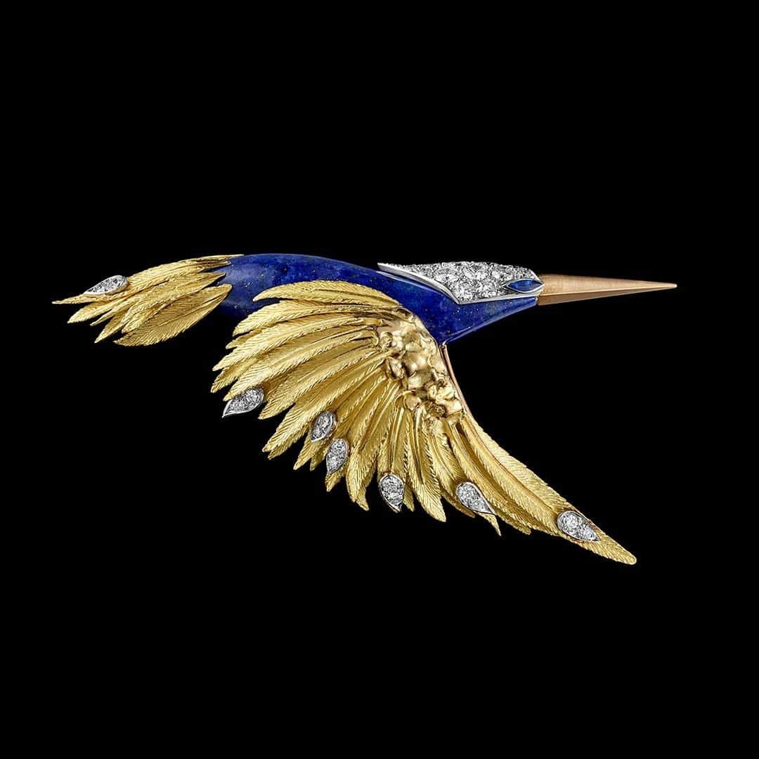 Chaumetさんのインスタグラム写真 - (ChaumetInstagram)「This lapis lazuli, brushed gold and diamond kingfisher brooch is a wonder of details. Nature is eruditely studied by the jeweller before being created into a piece of jewellery. This kingfisher brooch was created by the French jeweller Pierre Sterlé for Maison Chaumet in 1970. Lapis lazuli, brushed gold and diamonds kingfisher brooch, 1970. #Chaumet #Chaumet165 #ChaumetTreasures #DesseindeNature」4月24日 15時00分 - chaumetofficial