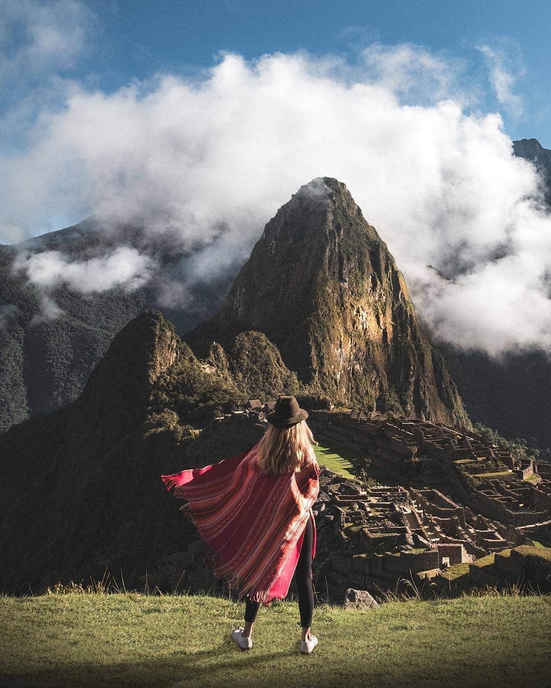 Discover Earthさんのインスタグラム写真 - (Discover EarthInstagram)「Nestled high in the slopes of the Andes, in Peru, shrouded by mist and surrounded by lush vegetation and steep escarpments, the sprawling Inca citadel of Machu Picchu lives up to every expectation and is a must on any bucket list ! ⛰🇵🇪 Share this with the person you would want to discover Machu Picchu with ! — 📍#DiscoverPeru — 📸 Photo by @travel_leap」4月24日 14時59分 - discoverearth