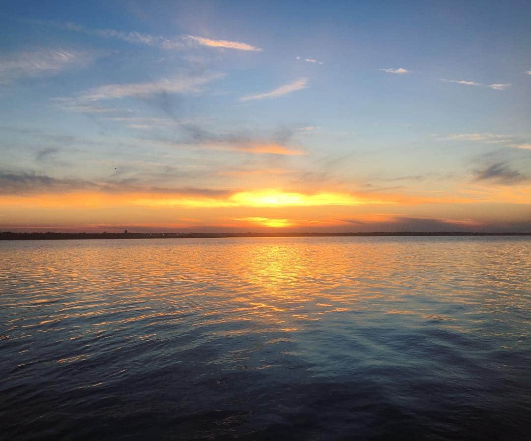 レイチェル・パーソンズのインスタグラム：「Sunsets: a reminder that even the hardest of days can end with something beautiful☀️」