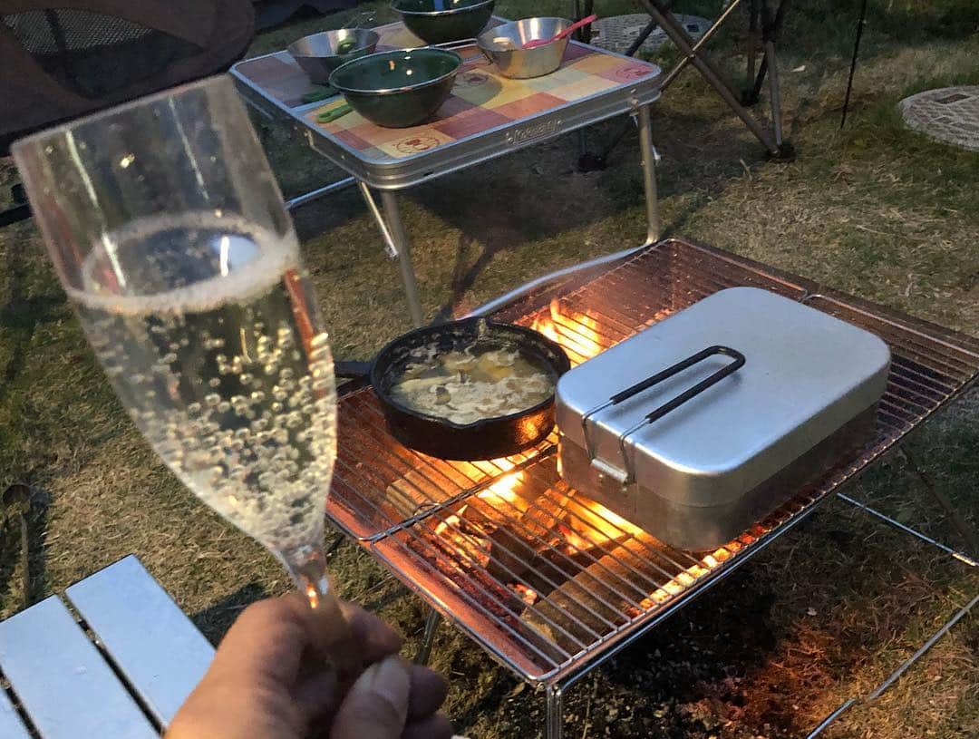 諸岡なほ子さんのインスタグラム写真 - (諸岡なほ子Instagram)「先日のキャンプ飯は、 鮭と長ねぎの炊きこみごはん  メスティンに軽く研いだごはん1.5合と、リベットの半分より少し上くらいまでのお水と、シャケひと切れと、刻んだ長ねぎを。 フタをして、火に乗せて、シャンパンをあけて、吹いてきたら焚き火台の隅っこに移動して、ぱちぱちと音がしてきたら、火傷をしないようにタオルなんかで包んでひっくり返す。 こうやって蒸らしつつ、湯たんぽみたいに暖をとり、シャンパン飲みつつ10分団欒。  吸水なし、蒸らし時間も10分程度で、ちゃんとおいしく炊けました！  メスティンで炊くのって意外と失敗しないのかも。おこげもパリッと香ばしく。  次回への課題は、取り分ける前にメスティン内でほかほかのできたてアフター写真を撮り忘れないこと、です。 #キャンプ飯 #キャンプごはん #キャンプ初心者」4月24日 15時01分 - morookanahoko