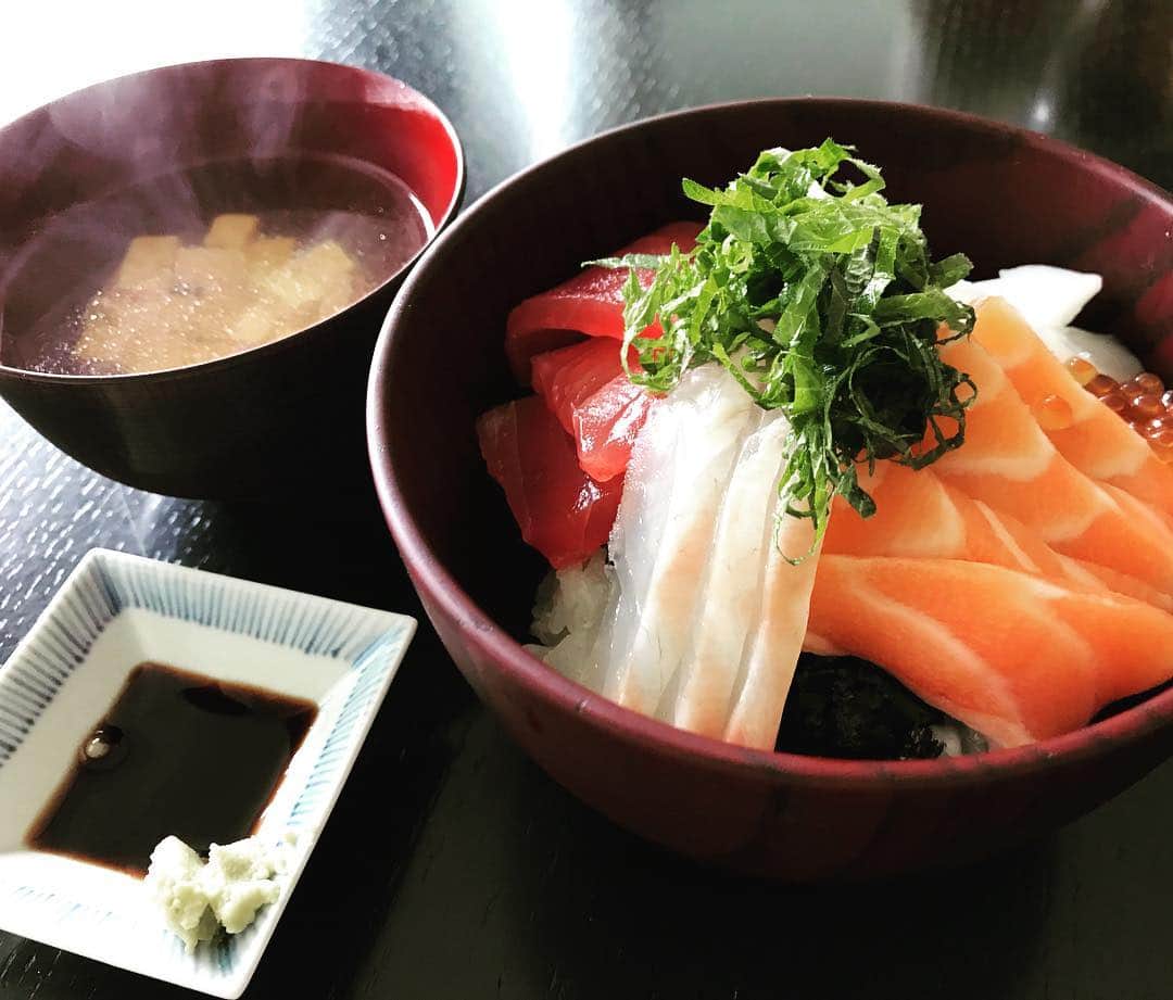 二ノ宮知子さんのインスタグラム写真 - (二ノ宮知子Instagram)「疲れをとるには酢飯！ #ニノプロ昼ごはん #海鮮丼」4月24日 15時04分 - tomokoninomiyaa