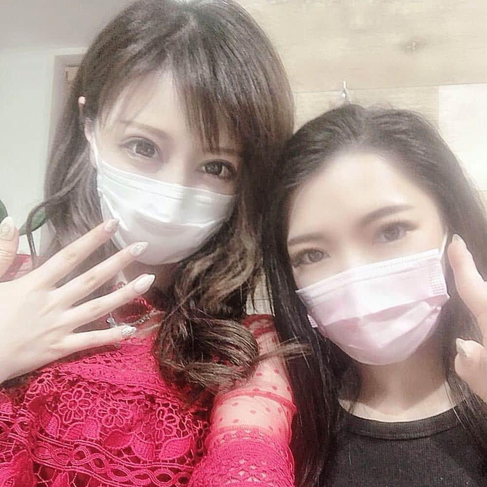 夢咲りおなさんのインスタグラム写真 - (夢咲りおなInstagram)「ラピスネイルへ💅 前回のスヌさんネイルを落とすのが もったいなかったけど今回も  お気に入りのネイルになりました🖤 . 💎大理石ネイル  asakaさん同い年で下ネタやら恋話たくさんしました💗w . . 【特別クーポン💅】 ゆめりおの紹介で シンプルGEL¥8640→✨¥4.320✨ GELやり放題¥16740→✨¥8.500✨ フットやり放題¥17820→✨¥7.500✨  スカルプやり放題￥→21600✨￥13500✨ ✔︎オフ無料！コーティング込み！ ※ご新規様のみご利用可能  担当asakaさん💛  @a_sa1103  @_lapisnail_  #lapis#ラピス#新宿ラピス#ネイル#ピンク#ジェルネイル#ネイルデザイン #💅#新宿#歌舞伎町#大理石ネイル#可愛い#お気に入り#coach#コーチ#テディベア」4月24日 15時16分 - yumerio0906