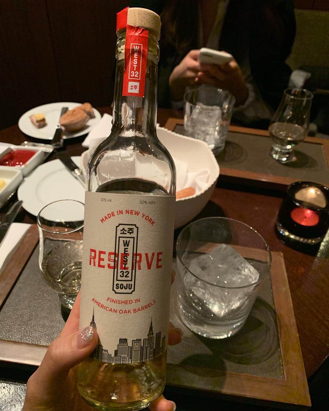 ハン・ジソンのインスタグラム：「#library #shillahotel #madeinnewyork #wisky  위스키랑 소주가 블랜딩된 #트렌디한 위스키라고 해서 시켰는데..🥃🥃 나름 괜춘했는데 - - 위스키랑 소주 섞은거 시켰다고 나보고 호갱이래 ㅋㅋㅋㅋㅋㅋㅋㅋㅋㅋㅋㅋㅋㅋㅋㅋㅋㅋㅋㅋㅋㅋㅋㅋㅋㅋㅋㅋㅋㅋㅋㅋㅋㅋㅋㅋㅋㅋㅋㅋㅋㅋㅋㅋㅋㅋㅋㅋㅋㅋㅋ#호기심 -」