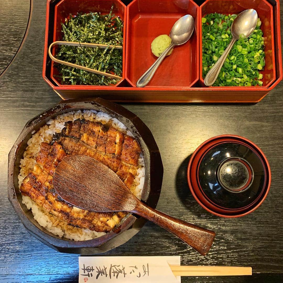 出井直助さんのインスタグラム写真 - (出井直助Instagram)「. 🍴 〜 あつた蓬莱軒 〜 🍴 . ずっと行ってみたかった名古屋の、 『 あつた蓬莱軒 』へ🏃‍♂️💨 . 人気店だけあって、平日でも1時間待ちの行列‼️ スーパー美味でした😋 . . #あつた蓬莱軒#蓬莱軒#名古屋#名古屋めし」4月24日 15時13分 - ocean_naosuke