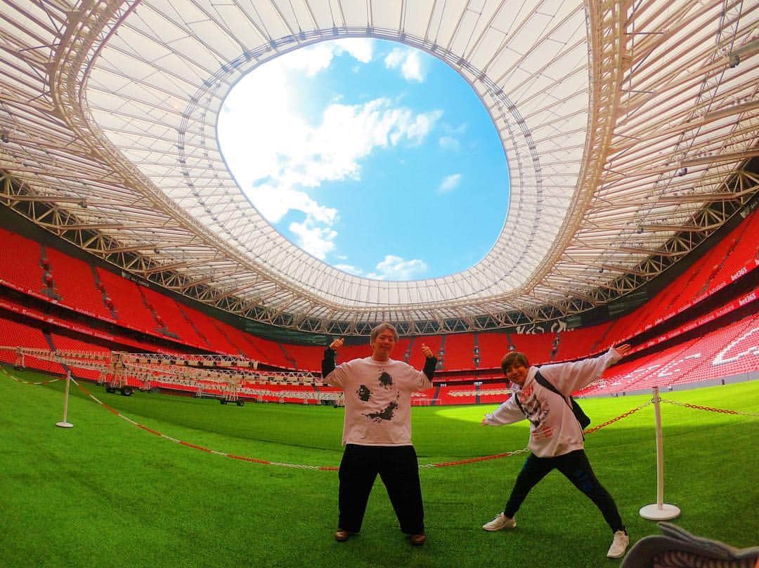 ジョージさんのインスタグラム写真 - (ジョージInstagram)「日本にはないサッカースタジアムの雰囲気に感動。スペインではスタジアムは遊びに行く場所であり、歴史を学べる場所でもありました。詳しくは動画で出るのでお楽しみに！ #アスレチックビルバオ #スペイン」4月24日 15時14分 - cb_george12