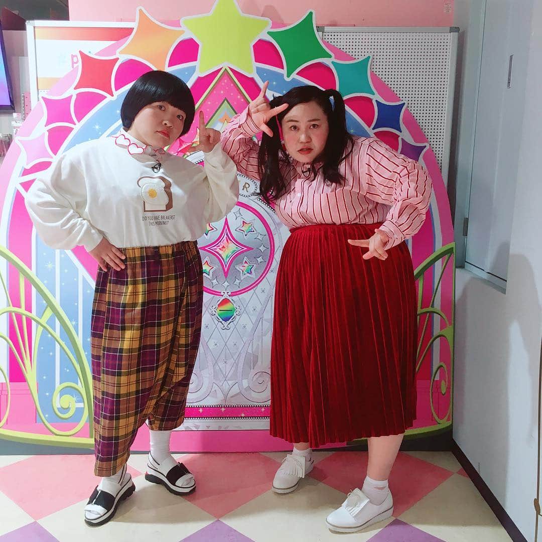 のインスタグラム：「キラッとプリ☆チャン スタイリストのアユミです！ 雨だねー。雨だよー。 雨は別にいいんですよ。 ただ、傘を持ち歩くのがめんどくさいんですよ☂️ ちょいと前ですが、キラッとプリ☆チャン特番の時の衣裳👚👗👠 撮影も、原宿にある、実際のショップ内で行ったので可愛らしいセットでした！ 衣裳も明るく可愛らしい感じにしましたよ！ オカリナ⭕️ 目玉焼きトーストスウェット👉freegia イエロー×パープルチェックパンツ👉monomania  スポサン👉Snidel (ちょいと前のシーズンの) その他👉スタイリスト私物  ゆいP⭕️ ピンク×赤ストライプシャツ&赤ベロアプリーツスカート👉Romantic Standard @romantic_standard  靴👉oriental traffic @orientaltraffic_official  その他👉スタイリスト私物  アップしてないのいっぱいあるんです。 すぐサボる。サボるたびに反省してる。 土下寝。。。 #キラッとプリチャン  #おかずクラブ #okazugram  #30過ぎてツインテール似合うの羨ましい」