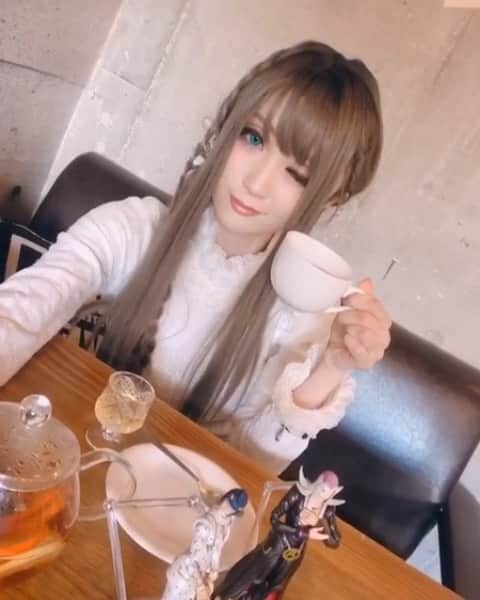 のインスタグラム：「ひとりで午後ティータイム✍️💕 カモミール-ちゃみ- ★LINEBLOG https://lineblog.me/chamiblog/ ★Twitter https://mobile.twitter.com/chamomi017 ★Instagram https://www.instagram.com/chamomile_chami/ ★weibo-微博- https://m.weibo.cn/p/1005056267583646/  カフェアバッキオ☕️ #cosplaygirls #cosplaygirl #cosplayphotography #カフェアバッキオ #カフェアバ #jojo #jojo好き #ジョジョ #ジョジョ好き #ジョジョの奇妙な冒険 #フィギュア #ブチャラティ #アバッキオ #素敵 #お店 #雰囲気 #最高 #ジョジョラー #楽しい #また行きたい #アバ茶 #アバ茶好み #アバ茶タイム #jojosbizarreadventure #jojocosplay #ジョジョの奇妙な冒険黄金の風」
