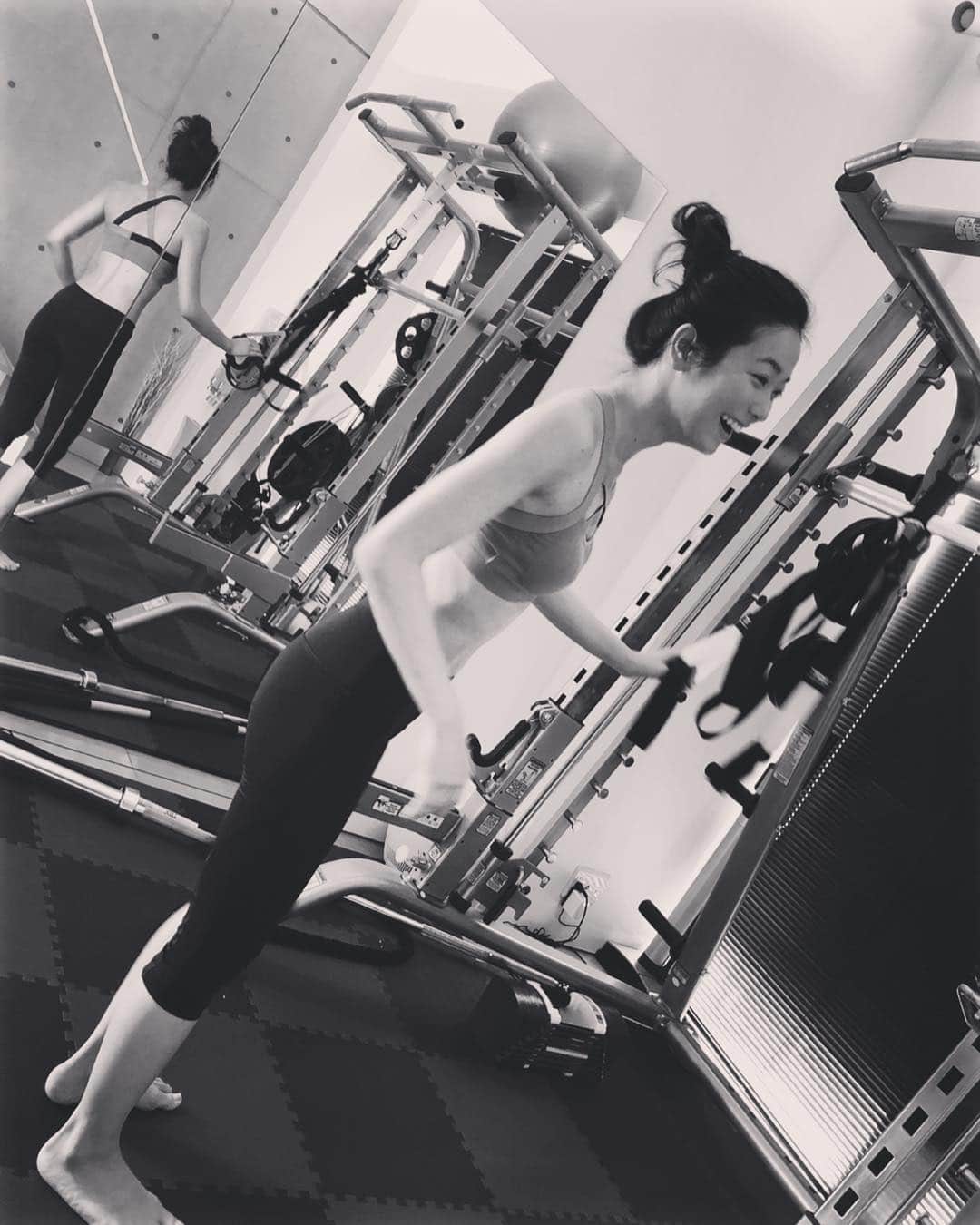 野木久美子さんのインスタグラム写真 - (野木久美子Instagram)「怠けてる体にスイッチオン！ 鍛えだすとついついやりすぎて筋肉太りしちゃう私。 最近は逆に細っそりしてきて筋肉が凝り固まってきてる模様。 ストレッチと程よいトレーニングで柔軟性のある体にしたい☺️ 今一度見つめ直そう！  #training #程よいストレッチ #ストレッチは何より大事 #体と向き合う時間 #体が資本 #腰痛改善したい」4月24日 15時19分 - nogikumigram