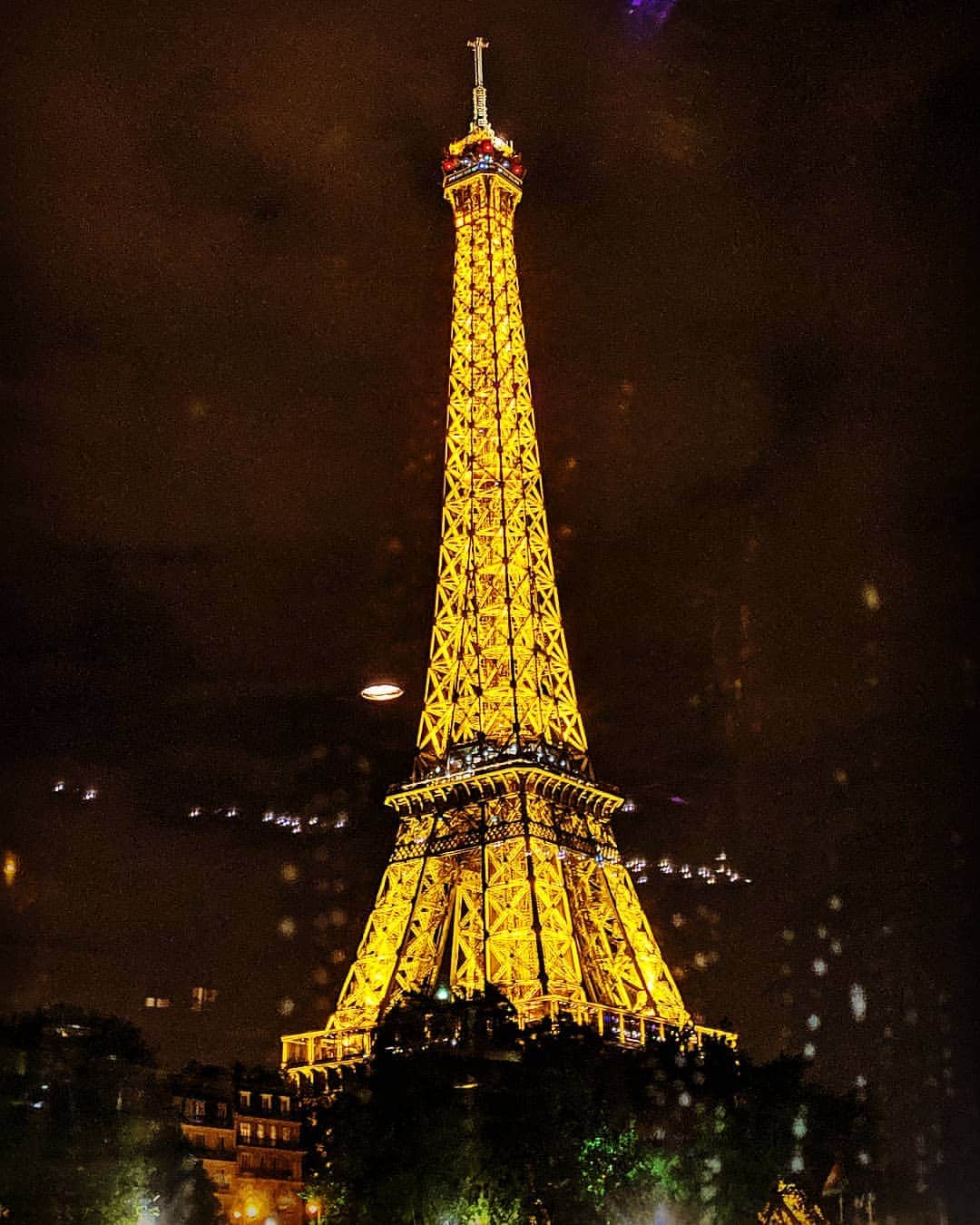 ベアトリサ・リャンのインスタグラム：「Light up the night sky 💖」