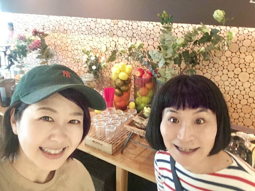 堀内敬子さんのインスタグラム写真 - (堀内敬子Instagram)「はいり様と❤ 久しぶりにお会いできました🍀  色々な舞台の話、映画の話。  なかなか映画も見られてないので。 しっかり見ないとね☺️ 楽しすぎて、笑いっぱなし。 もっと話したかったです。  キネカ大森先付ショートムービー 『もぎりさん』 webで1話限定公開してます。  #もぎりさん #片桐はいり  #キネカ大森 #ショートムービー」4月24日 15時24分 - horiuchi_keiko