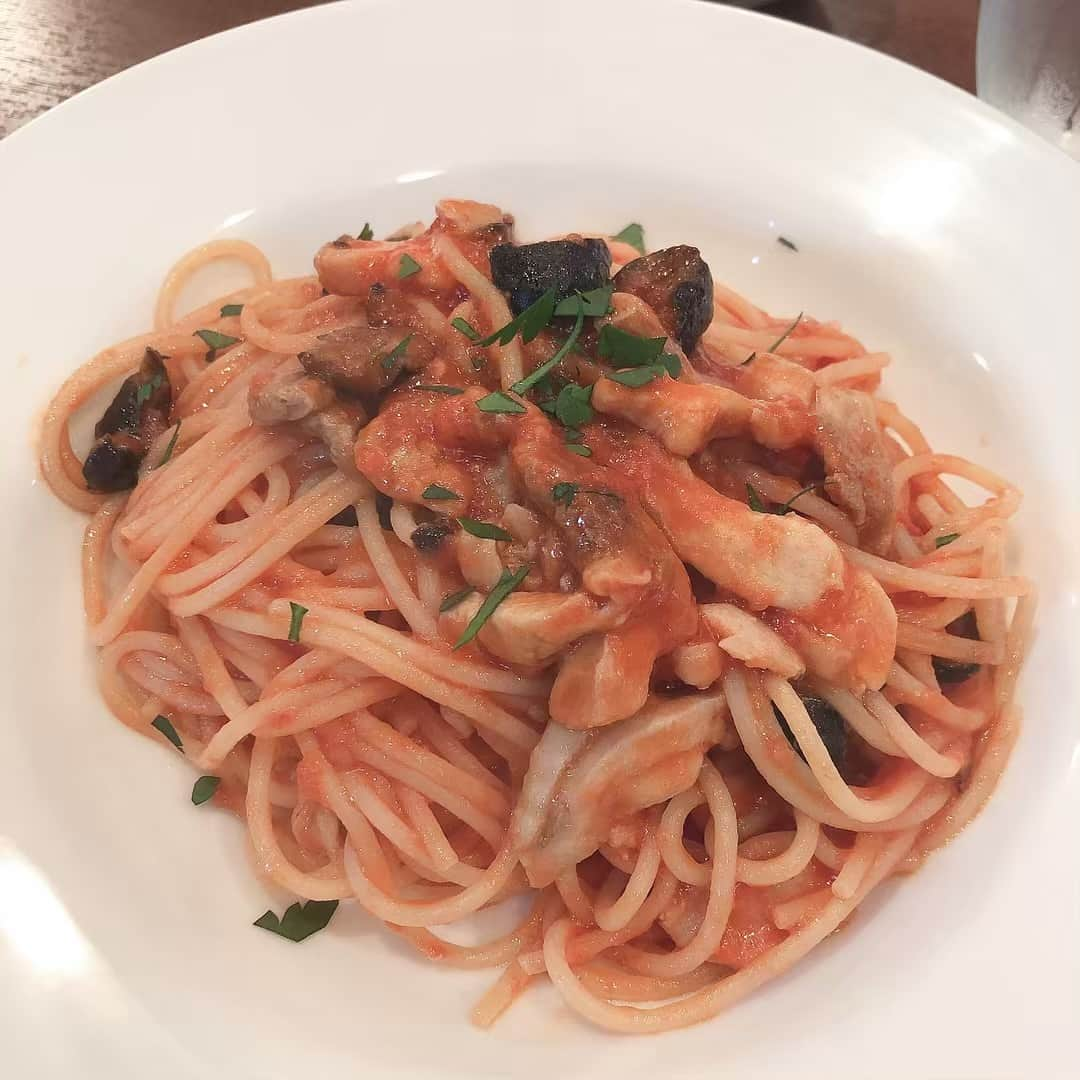 たまたまこさんのインスタグラム写真 - (たまたまこInstagram)「3日連続ランチはパスタ🍝 もうパスタ大好き過ぎて死にそう。 全部トマトソース❤️ 1日目 Trattoria L'astro 2日目 VACANZA 3日目 TRATTORIA La Foglia  #パスタ #スパゲッティ #イタリアン #trattoria #italy #italian #lunch」4月24日 15時43分 - tamarikomari