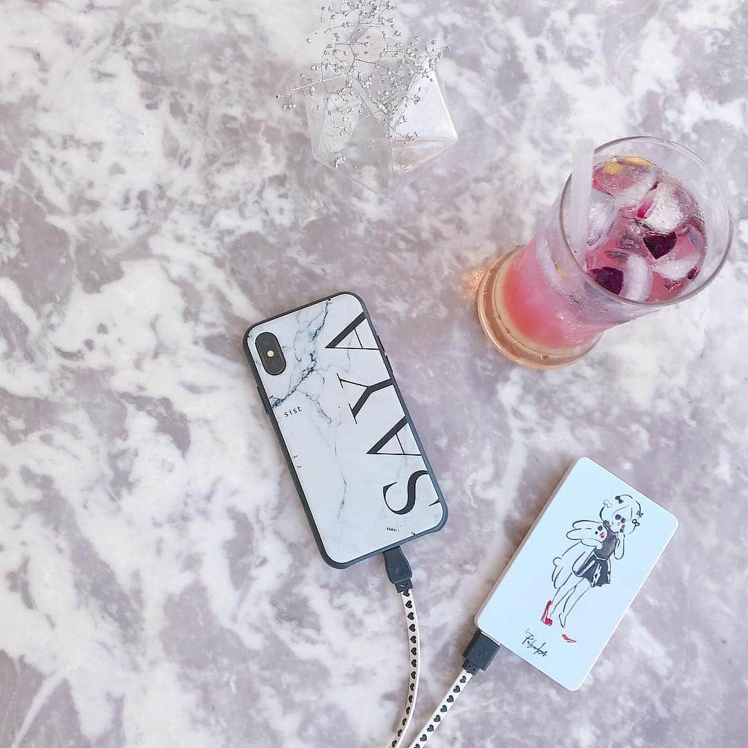 藤川沙弥のインスタグラム：「@palinka_official のノベルティフェアの﻿ オリジナルのモバイルバッテリーが﻿ 便利すぎるし、デザイン可愛すぎて 持ち歩くのが嬉しい…笑😭💗﻿ ﻿ 普段から充電の減りが早いから﻿ 旅行の時なんて、尚更﻿ 絶対に忘れれないアイテム🥺笑﻿ ﻿ ﻿ 実店舗で27000円以上お買い物すると﻿ getできるんだけど﻿ 無くなり次第終わっちゃうみたいなので﻿ 気になる方は急いでねっ💜🏃‍♀️💨 他の柄もめっちゃ可愛かったよ🥺🥺🥺」