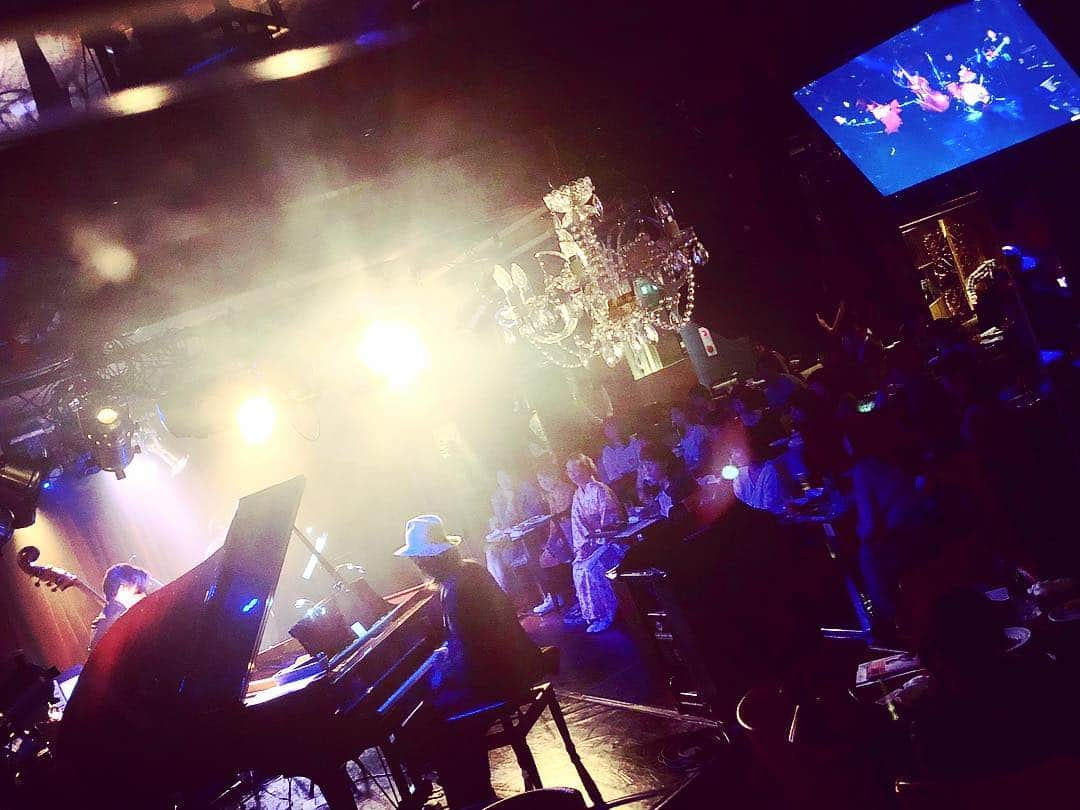 YoYoさんのインスタグラム写真 - (YoYoInstagram)「4箇所目、大阪公演達成！ YoYo the "Pianoman" Debut Album リリース記念ライブツアー4/21(日)@BERONICA。  開けゴマ！な扉を開けて入場するBERONICAへ昨年夏ぶりに帰って参りました！やはりゆったりと優雅なこの会場、名古屋＆大阪は同じメンバー編成、(Gt) Masaharu Sasaki、(Ba) Takuya Sakazaki、(Dr) Hidenori Tsubotaを迎えましたが、、それはそれは各地のグルーヴがまた新鮮で、２日間でさらに息が一つにもなり熱いプレイを魅せてくれたスーパージャズメン達。スーパークールで素晴らしい安定感の坂崎氏と恐るべし坪田氏のプレイと熱量でのセッション。「ミュージシャン２名に大きな拍手をっ！」佐々木メンはメンバーかっ！！爆　ずっとステージ上に居る・・・やーつー。  この日も大阪ならではの空気とやり取りが生まれてオーディエンス皆さんとも深くキャッチボールできた気がします。丁寧に書いてくれたアンケートの言葉は嬉しくしっかりと受け止めました。また帰ってきますよ大阪(*ﾟ▽ﾟ*)JAW meets Pianoman七夕ジャズナイトは東名阪ツアーとして、大阪公演は梅田にある新たに気になる会場〜楽しみですね！！ 大好評のクリアファイルは売り切れとなり！今回のツアーグッズ数々も愛してもらえて何より♫サイン会ではじっくりとみんなとの時間を楽しませてもらいました。YOYOビールも無事４名様へ当選！飲んだらお味の方も発信してみてくださいね〜っ。その後の大阪の夜の乾杯も最高の味でございました！！ そう、先月の大阪キャンペーンではSOFFetのデビュー当時によくお邪魔していた、アメ村のたこ焼き「だいげん」に立ち寄り、おじちゃんおばちゃんとお久しぶりすぎる再会を果たし！！YoYo the "Pianoman"リリースポスター！！店内に展開されています、ありがとうございます。そして今回の大阪遠征でも立ち寄り、だいげんの安定のチータコの味♡満たされました(*ﾟ▽ﾟ*) #yoyothepianoman #リリースライブ #大阪 #beronica #soffet #jawmeetspianoman」4月24日 16時00分 - yoyo_soffet