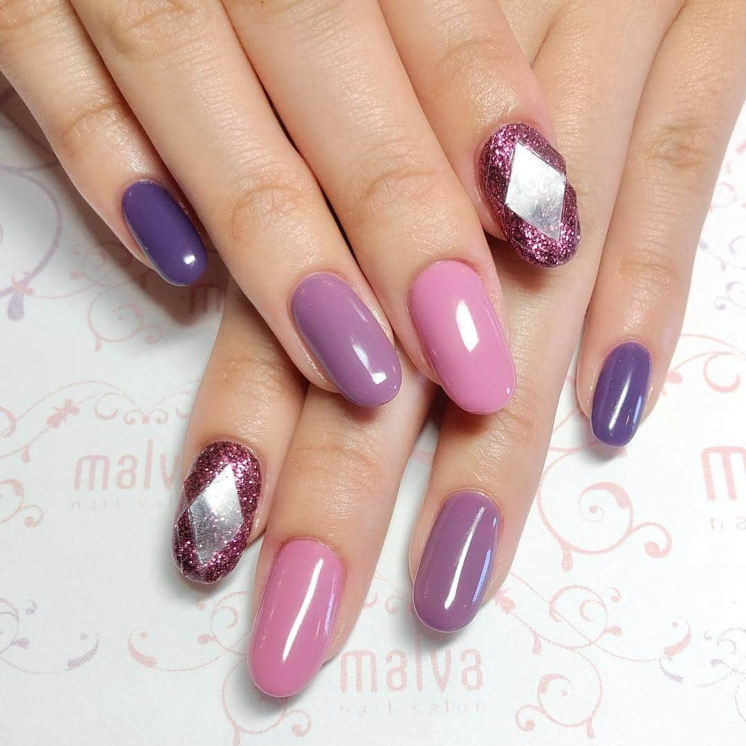 nailsalon malva（ネイルサロンマルヴァ）さんのインスタグラム写真 - (nailsalon malva（ネイルサロンマルヴァ）Instagram)「益若つばさちゃんとお揃いネイルの宝石ネイルが入ったくすみデザイン♡  全塗りシンプル073でご予約できます💕 nailsalon malva  ご予約はLINEからがオススメです☆ 🌙原宿LINE ID→《@malva》 ※@を忘れずに‼︎ 全てのアートや料金表はHPより http://www.malvanail.com/sp/  #malva#マルヴァ#ネイル#gelnail#nail#nailart#naildesign#nailstagram#ジェル#gel#ジェルネイル#ネイルデザイン#原宿ネイル#nailsalon#ネイルサロン#ネイルチップ#森絵里香#malvaネイル#malvanail#ネイリスト募集#美甲#ロシアンマニキュア#ハンドネイル#益若つばさ #お揃いネイル #宝石ネイル」4月24日 15時58分 - malva_nail