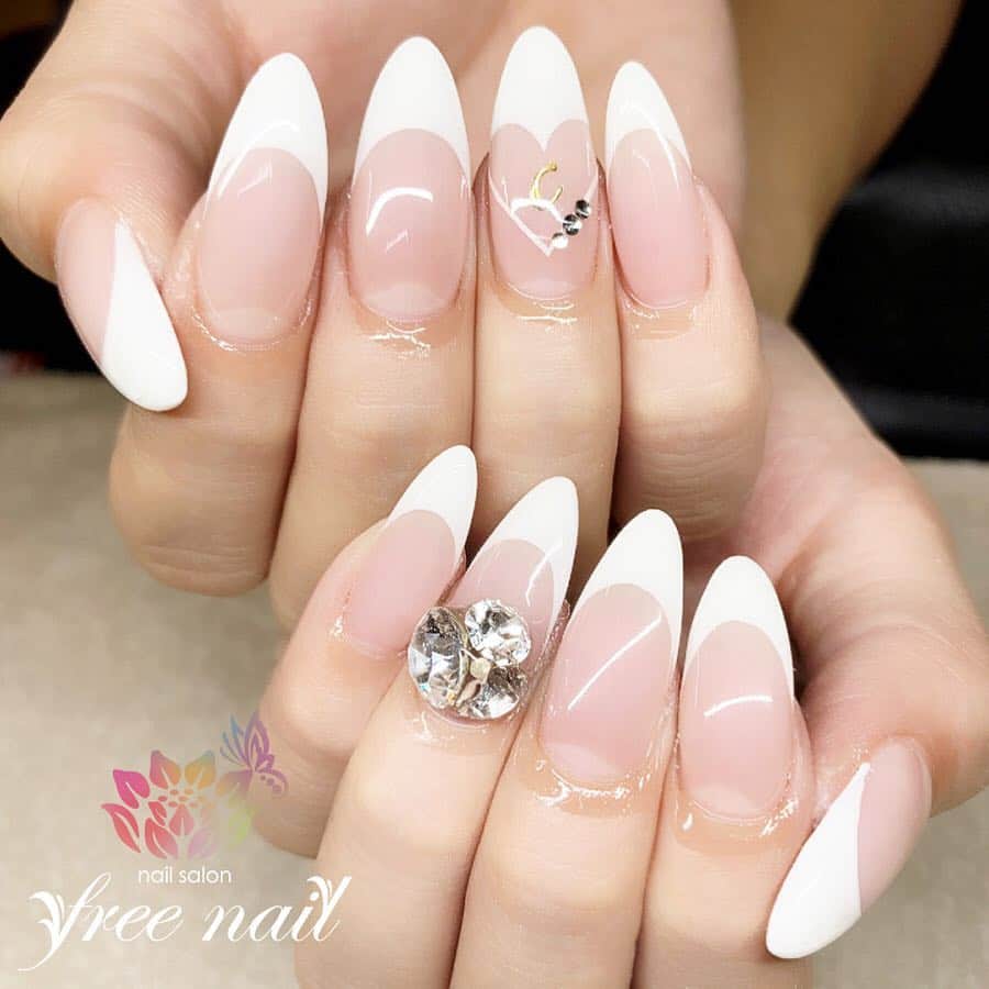 free nail フリーネイルのインスタグラム：「. お客様ネイル💅🏻🍀✨ . ブライダルネイル👰🏻💍✨ . お客様の最高の瞬間を迎えるためのネイルを施術させていただけて幸せです🥺💗✨ . ご来店ありがとうございました🙇🏻‍♀️🙇🏻‍♀️🙇🏻‍♀️💗 . #ネイル #フリーネイル #ネイルアート #ジェルネイル #ネイルサロン #大阪ネイルサロン #ネイルデザイン #ネイルチェンジ #ブライダルネイル #イニシャルネイル #フレンチネイル #ハートフレンチ #ビジューネイル #vカットストーン #ピンクネイル #ホワイトネイル #デザインネイル #シンプルネイル #トレンドネイル #春ネイル #スプリングネイル #美甲 #日式美甲 #springnails #nailsart #nailsalon #nailsdid #newnails #newnail #freenail」