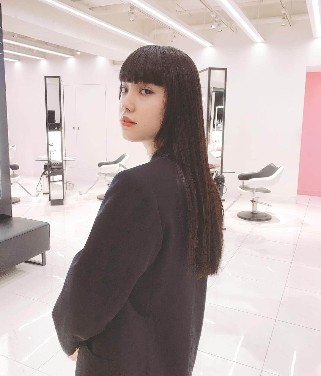 Sachiさんのインスタグラム写真 - (SachiInstagram)「Love girl @mayu_kitazawa !!! Mayu hair : ぱっつん前髪と綺麗なラインのあるlong hair🤲🏻 & Deep Ash color . Big LOvE♡ #shima#hair#longhair#girl#mood ##japanesegirl#japanesemodel  #ヘアー#ヘア #shima_sachi」4月24日 16時09分 - sattyyyyy