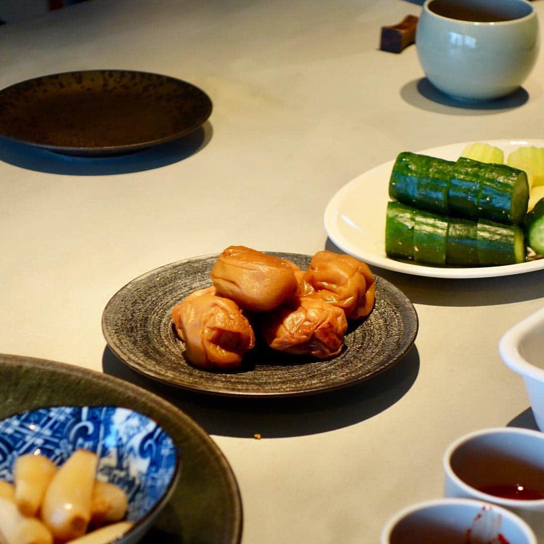 スープストックトーキョー 公式さんのインスタグラム写真 - (スープストックトーキョー 公式Instagram)「【イベントレポート📌】 食からはじまる 暮らしの見立て方 最終回「いろいろな香の物、漬物をつける」 ． @also_soupstocktokyoでは、 現在、全6回で、川上ミホさんを講師にお迎えし 「おいしい教室〜食からはじまる 暮らしの見立て方〜」を開催しております。 （※好評につき生徒さんの募集はおやすみしています） ． 昨年の9月から始まった、 おいしい教室「食からはじまる 暮らしの見立て方」も あっという間に今回が最終回です。 今回はいつもの自由が丘also Soup Stock Tokyoではなく、川上さんのアトリエでの開催。 川上さんのこだわりがつまったアトリエにて、 特別なひと時になりました。🕰 ． 冷蔵庫にあると嬉しい色々な漬物。 川上さんは普段作り置きはしないそうですが、 お漬物だけは、明日、明後日、未来への 自分への投資として冷蔵庫に必ず準備しているそう。 コツをたっぷり教えていただきました。 ストーリーから、webレポートもぜひご覧ください。 . #soupstocktokyo#soupstock #alsosoupstocktokyo #スープストックトーキョー#スープストック #オルソスープストックトーキョー#自由が丘 #おいしい教室#暮らしの見立て方#ワークショップ #暮らし#香の物#漬物#漬け物」4月24日 16時01分 - soupstocktokyo