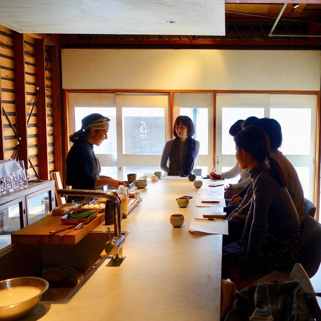 スープストックトーキョー 公式さんのインスタグラム写真 - (スープストックトーキョー 公式Instagram)「【イベントレポート📌】 食からはじまる 暮らしの見立て方 最終回「いろいろな香の物、漬物をつける」 ． @also_soupstocktokyoでは、 現在、全6回で、川上ミホさんを講師にお迎えし 「おいしい教室〜食からはじまる 暮らしの見立て方〜」を開催しております。 （※好評につき生徒さんの募集はおやすみしています） ． 昨年の9月から始まった、 おいしい教室「食からはじまる 暮らしの見立て方」も あっという間に今回が最終回です。 今回はいつもの自由が丘also Soup Stock Tokyoではなく、川上さんのアトリエでの開催。 川上さんのこだわりがつまったアトリエにて、 特別なひと時になりました。🕰 ． 冷蔵庫にあると嬉しい色々な漬物。 川上さんは普段作り置きはしないそうですが、 お漬物だけは、明日、明後日、未来への 自分への投資として冷蔵庫に必ず準備しているそう。 コツをたっぷり教えていただきました。 ストーリーから、webレポートもぜひご覧ください。 . #soupstocktokyo#soupstock #alsosoupstocktokyo #スープストックトーキョー#スープストック #オルソスープストックトーキョー#自由が丘 #おいしい教室#暮らしの見立て方#ワークショップ #暮らし#香の物#漬物#漬け物」4月24日 16時01分 - soupstocktokyo