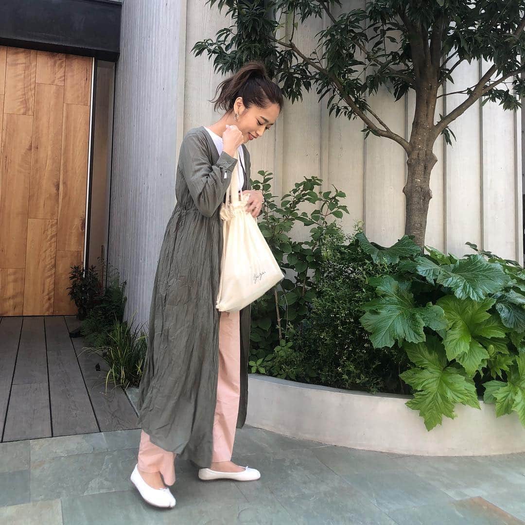 近藤千尋のインスタグラム：「titivateの特集で着用してる マキシワンピを ガウンにして着ました😘✨ 今の季節の羽織にぴったり❤️ イメージをさせてもらっている @titivatejp 是非チェックお願いします🤲🥰 @titivatejp #titivate #titivatestyle #ティティベイト #春コーデ」