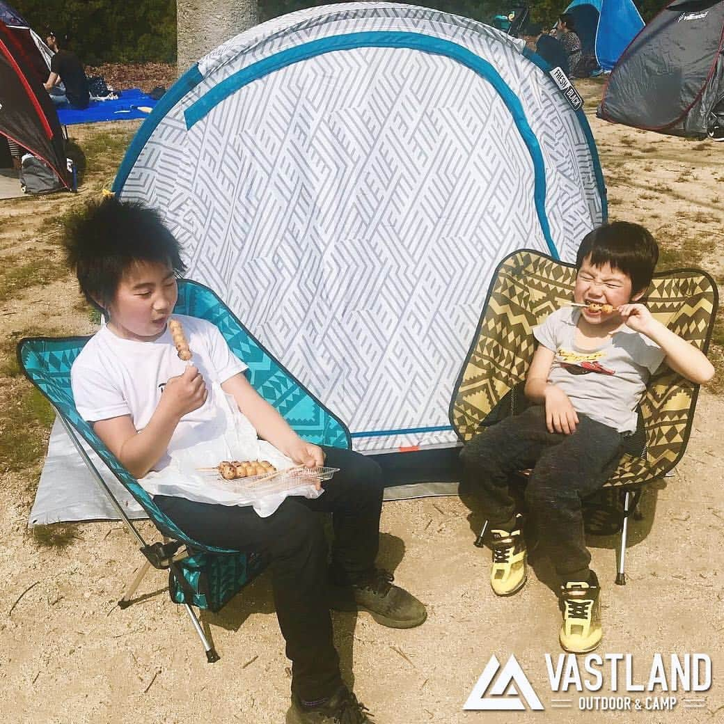 VASTLANDさんのインスタグラム写真 - (VASTLANDInstagram)「【VASTLAND×REPOST】 . .. 写真を見てるだけでヨダレが出てきそうな一枚。 外で甘いものを食べると何とも言えない幸せな気分になりますよね！ . 弟さんのシューズとVASTLANDアウトドアチェアのカラーが一緒で、専用チェアのようになっています笑 . .. Photo by @makomako.camp 様 ※ @makomako.camp 様は【#vastland周年記念】キャンペーンのご当選者様です。 . VASTLAND公式アカウントでのリポスト希望の方は【#VASTLANDリポート】を付けてVASTLAND製品をご投稿ください！ . .. ・掲載ギア・ #アウトドアチェア . .. ▲▽掲載ギアはプロフィールのリンク（ @vastland.jp )もしくは、画像をタップしてチェック！▽▲ . .. #VASTLAND #ヴァストランド #キャンプ #camp #キャンプ好きな人と繋がりたい #キャンプギア #キャンプ道具 #キャンプ用品 #ソロキャンプ #デイキャンプ #ファミリーキャンプ #ファミキャン #グルキャン #ソロキャン #オートキャンプ #キャンプ女子 #キャンパー #キャンプ好き #キャンプしたい #⛺ #🏕 #アウトドア #outdoor」4月24日 16時03分 - vastland.jp