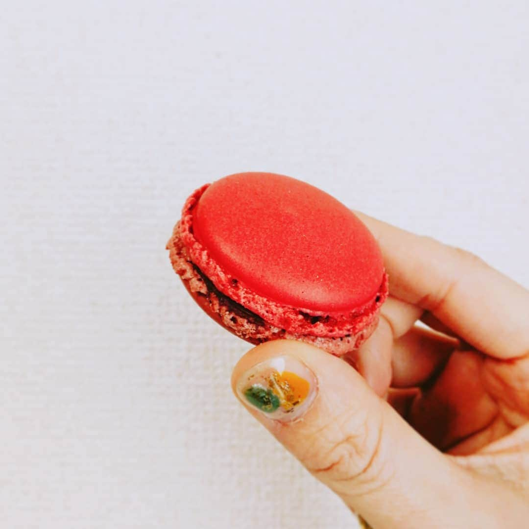 林智美 さんのインスタグラム写真 - (林智美 Instagram)「マカロン。  最初に食べたとき、 これまでに食べたことのない食感と味で、 さらに見た目の可愛さ、 小さいのにエエお値段する意外性(笑)から、 . ｢あぁ、これが大人のお菓子なのですね！！｣ . と衝撃だったの覚えてる。 わたしにとっての平成スイーツ。  #マカロン #ジャンポールエヴァン #さきちゃんからのプレゼント #ありがとう🎁」4月24日 16時04分 - h_tomomi_i