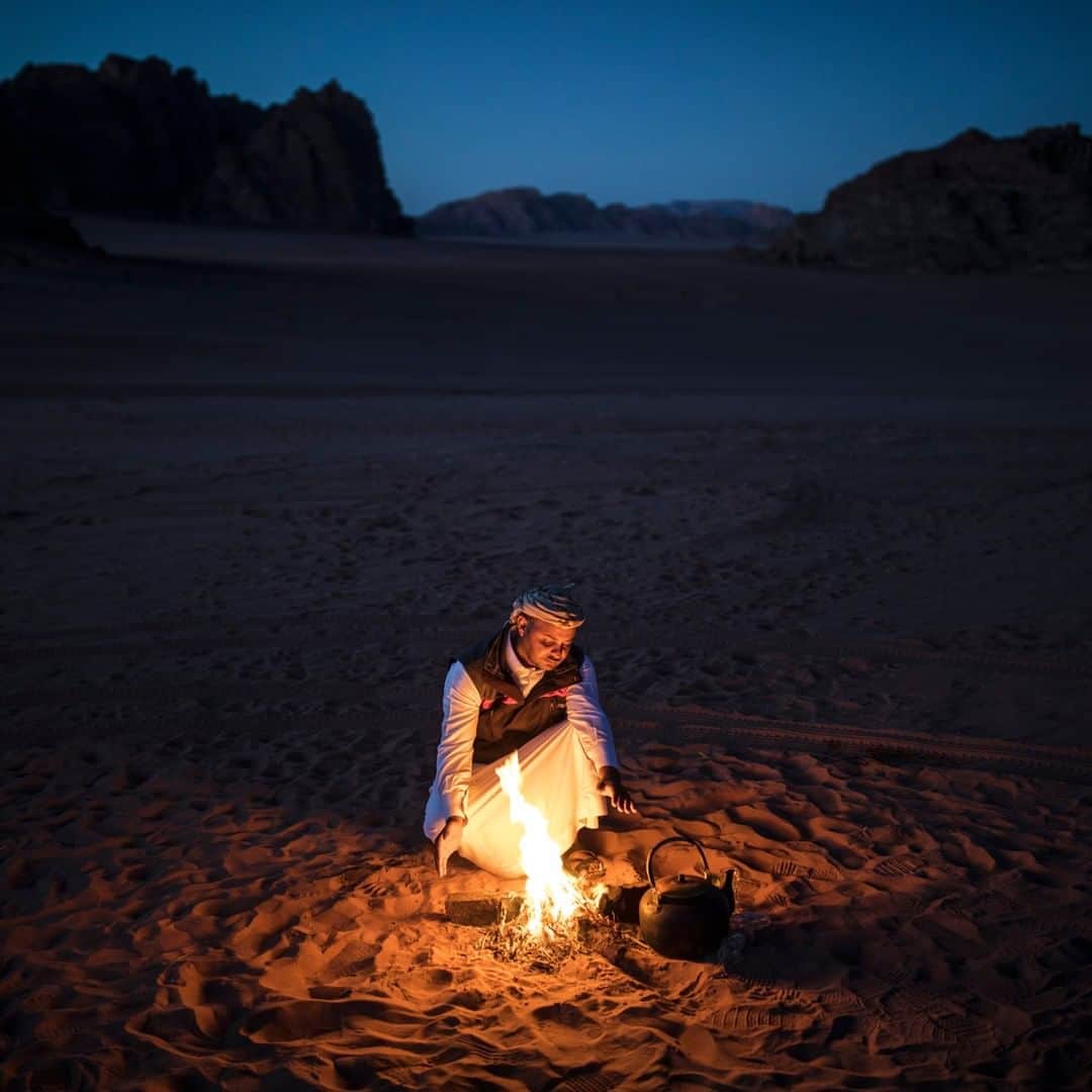 National Geographic Travelさんのインスタグラム写真 - (National Geographic TravelInstagram)「Photo by Muhammed Muheisen @mmuheisen | Tea is made over a fire in Jordan's desert of Wadi Rum, also known as the Valley of the Moon, cut into the sandstone and granite rock of southern Jordan. For more photos and videos from different parts of the world, follow me @mmuheisen and @mmuheisenpublic #muhammedmuheisen #الاردن #wadirum」4月24日 16時05分 - natgeotravel