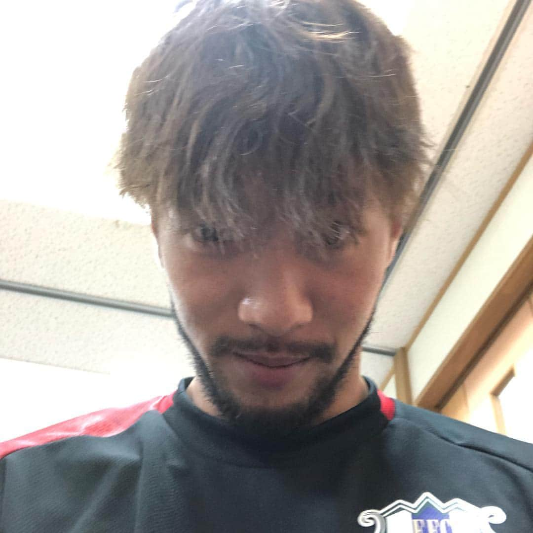 愛媛FCさんのインスタグラム写真 - (愛媛FCInstagram)「みなさんこんにちは、愛媛FC、背番号３番玉林睦実です！ 今日はゆうたの誕生日なので、僕の携帯に知らない間に保存されていた神谷裕太自撮り特集をみなさんにプレゼントします^_^ たくさん保存してください^_^ 次はゆうたの親友、野澤よろしく！ #神谷裕太 #自撮り #誕生日おめでとう」4月24日 16時12分 - ehimefc12