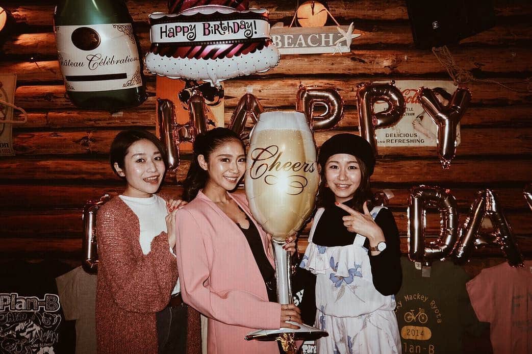 佐藤あずみのインスタグラム：「一言だけ言わせてください。 . あなた達愛してるわ！ . 私が私らしくいれる場所❤︎ . #my #birthday #bday #happy #tome #bff #drink #cheers #biglove #bigsmile #bff #bdp #girls #party #goodtime #funny #japan #japanesegirl #お誕生日 #おめでとう私」