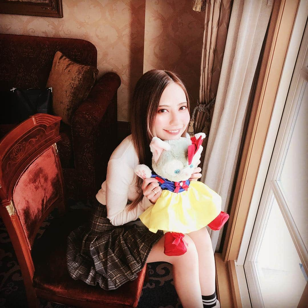 真野ゆりあさんのインスタグラム写真 - (真野ゆりあInstagram)「. 人生初ミラコスタ🐰💗 . パークが見える側のお部屋で 景色もいいしテンション上がるし 永遠に帰りたくなかった。笑 . . 夜少しだけディズニーシーにも 行ってきたよ🏰🐭👑💗 . . #ミラコスタ  #人生初  #パークが見える部屋  #テンション上がった  #永遠に住みたい  #ディズニーシー  #楽しかった😊  #また行きたい  #現実世界へただいま」4月24日 16時21分 - mano_yuria