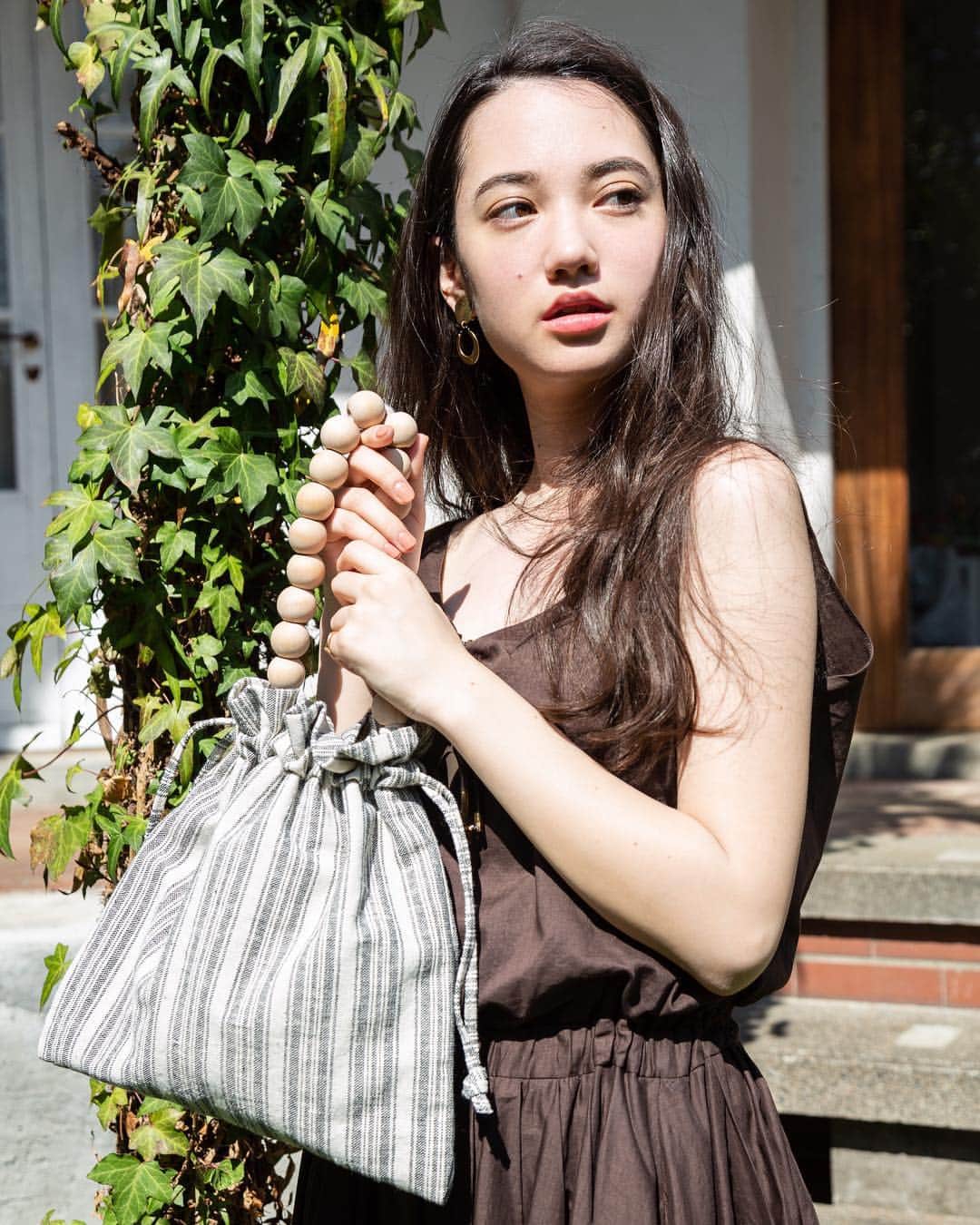 SMIRNASLI_officialのインスタグラム：「Beads Handle Purse . これからの季節にぴったりの ビーズハンドル❤︎ キャンバスとの異素材MIX！ . color Black/Beige/Pink/WhiteBlack . #bag #バッグ #smirnasli #サミールナスリ #beads」
